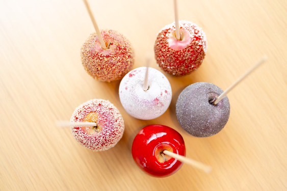 いろんな種類のりんご飴があります