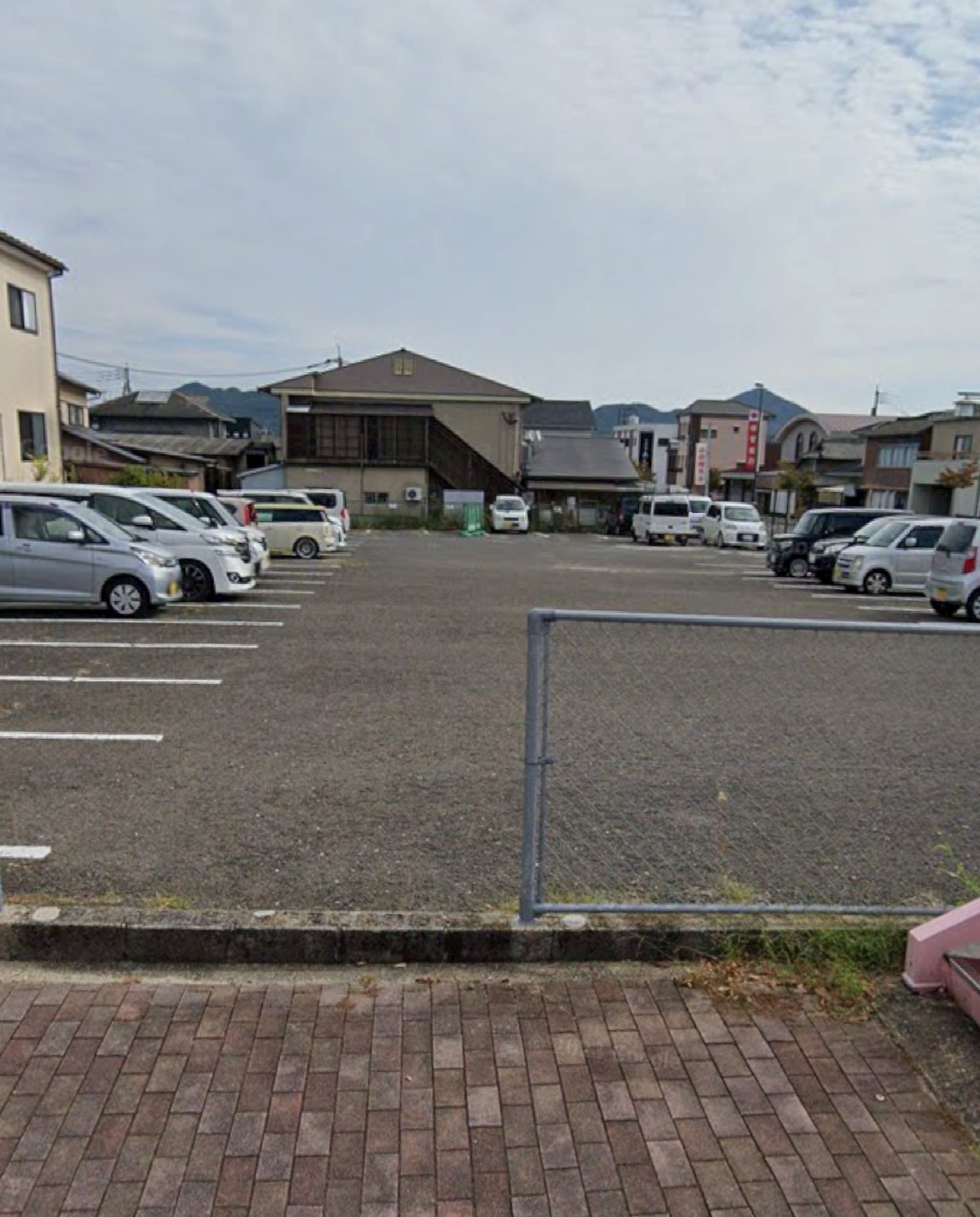 駐車場は近くの月極駐車場の一部を利用できます