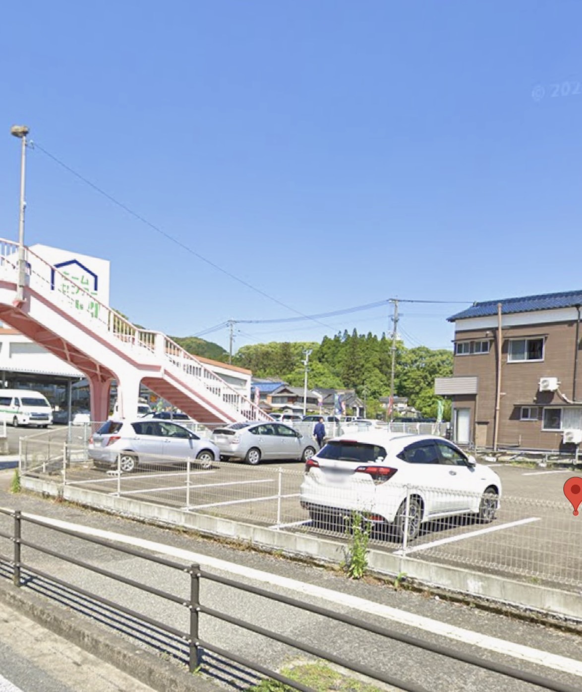 歩道橋のある方にダイニングすずしろの駐車場があります