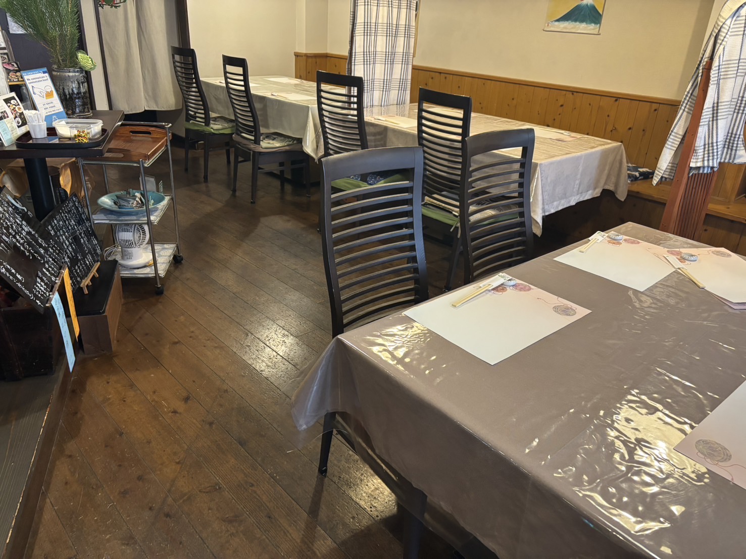 可動式椅子のテーブル席です