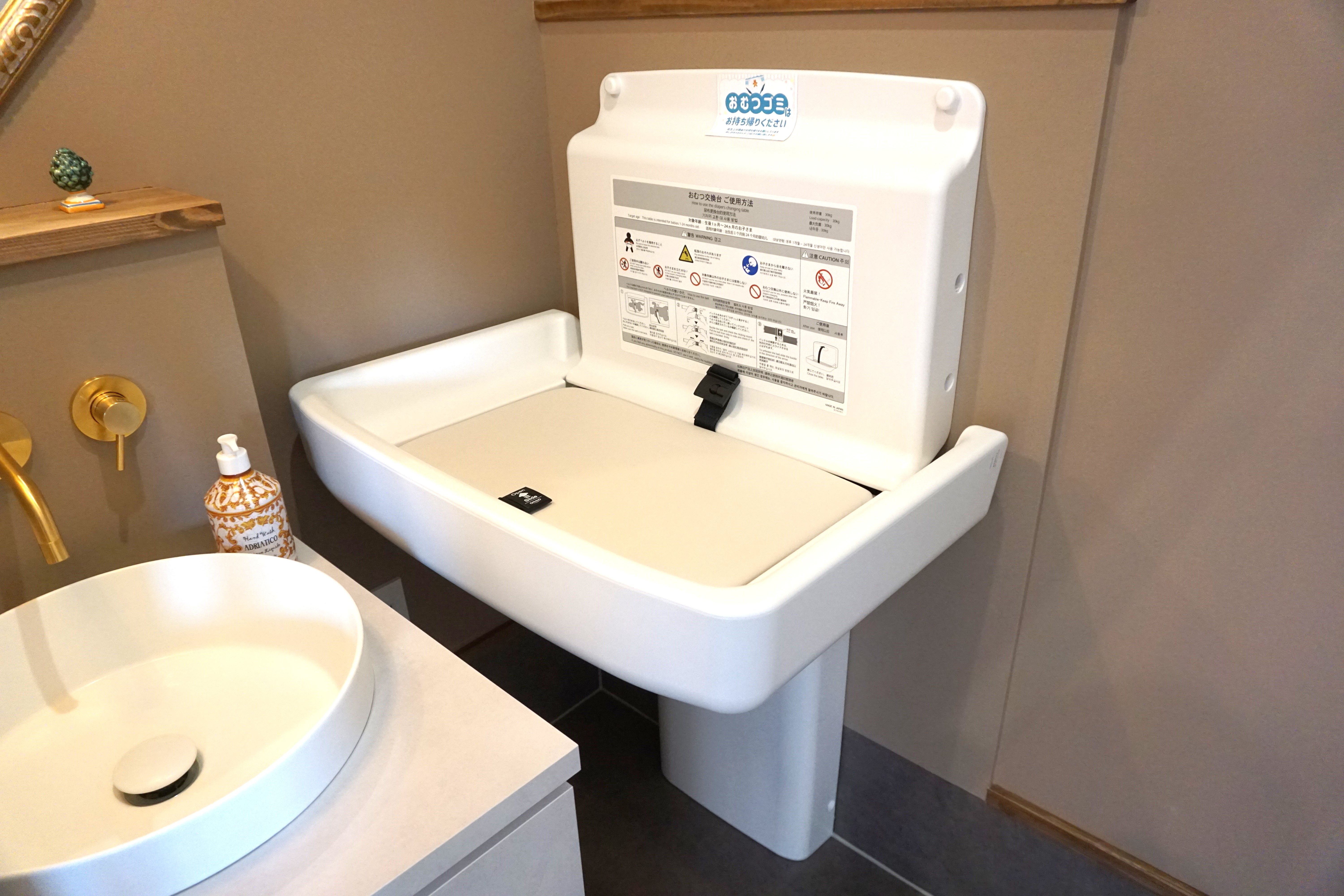 おむつ交換台あります