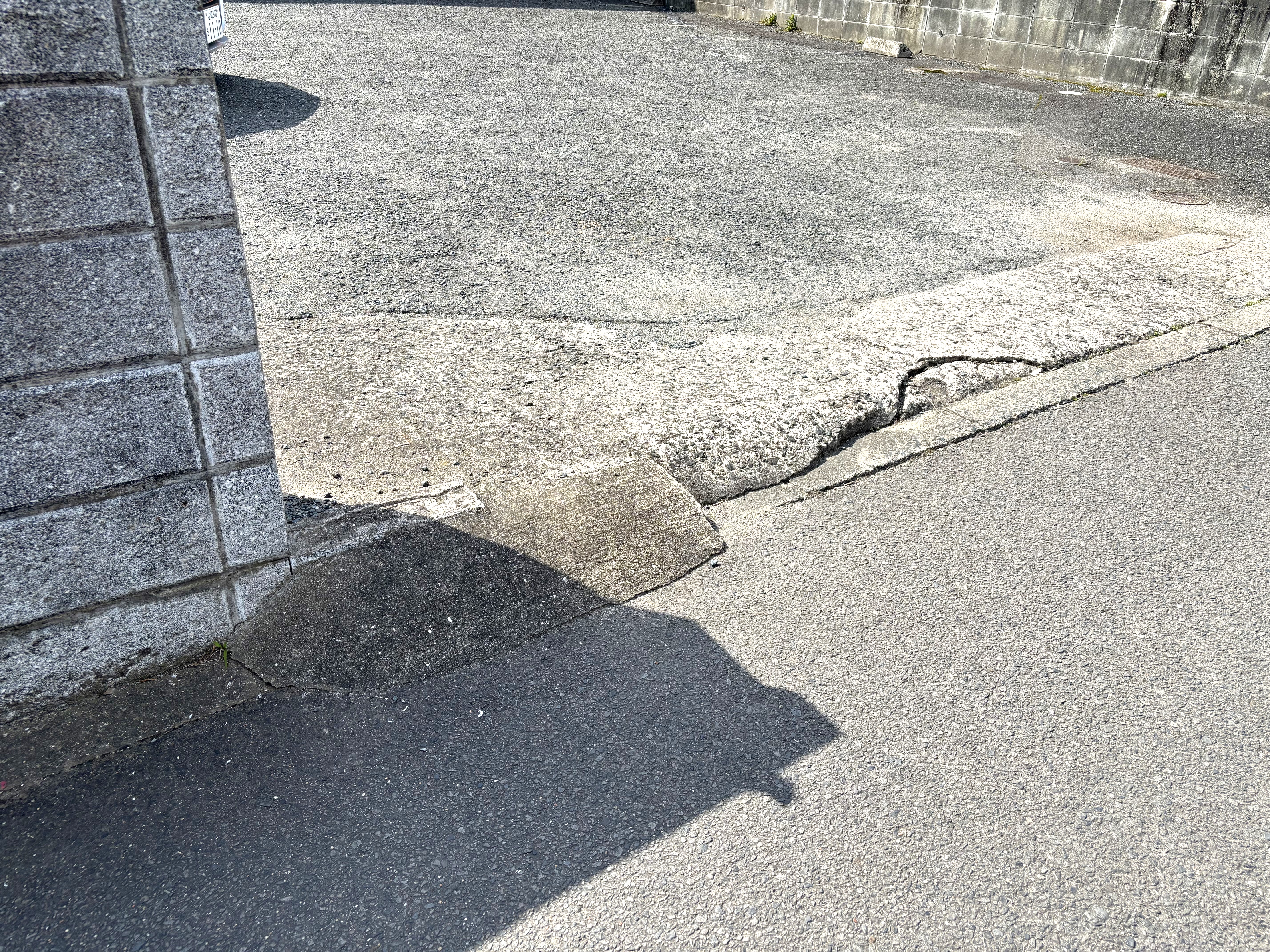 敷地内への入口、少し凸凹した箇所があります