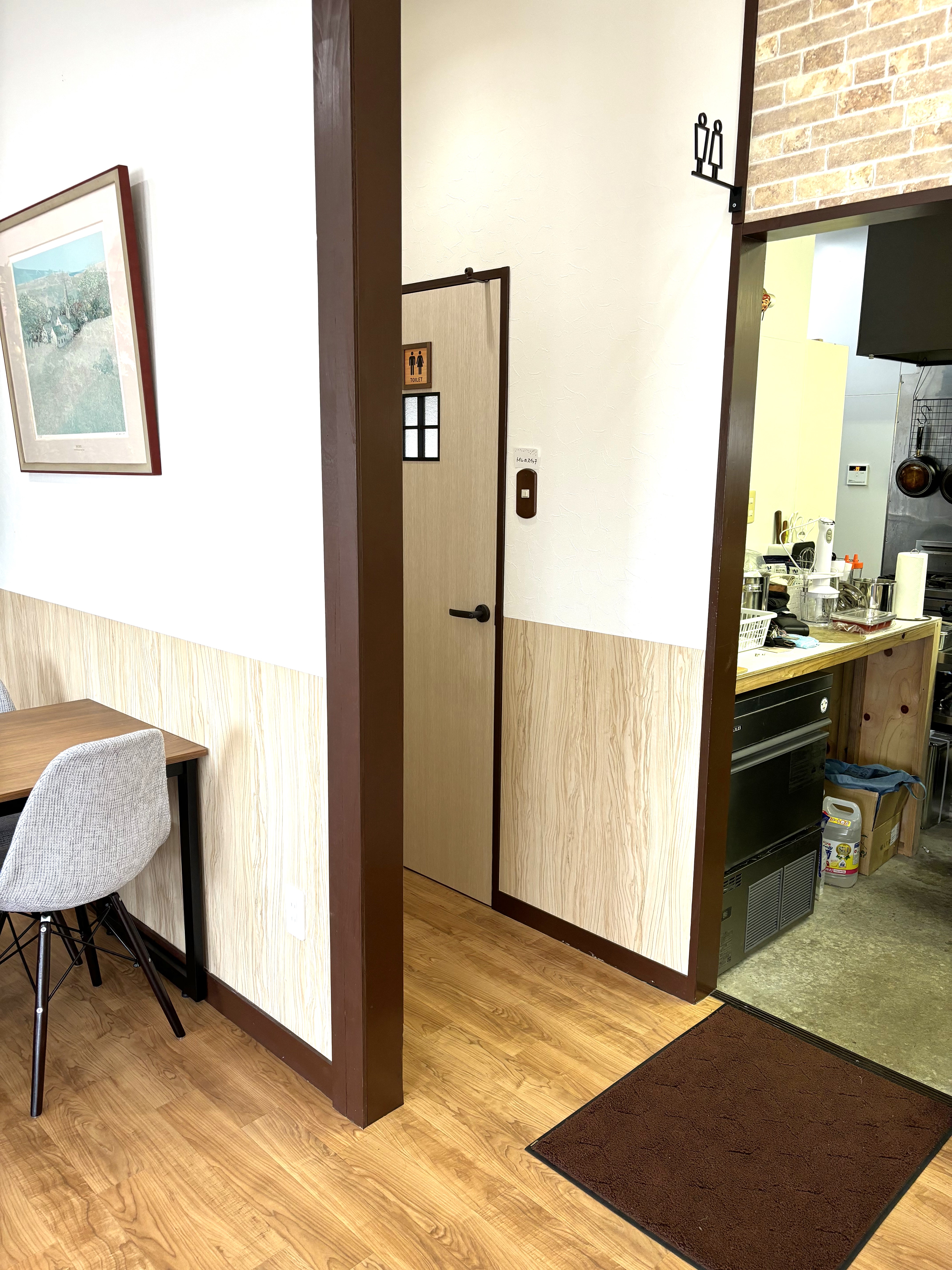 トイレは店舗奥にあります