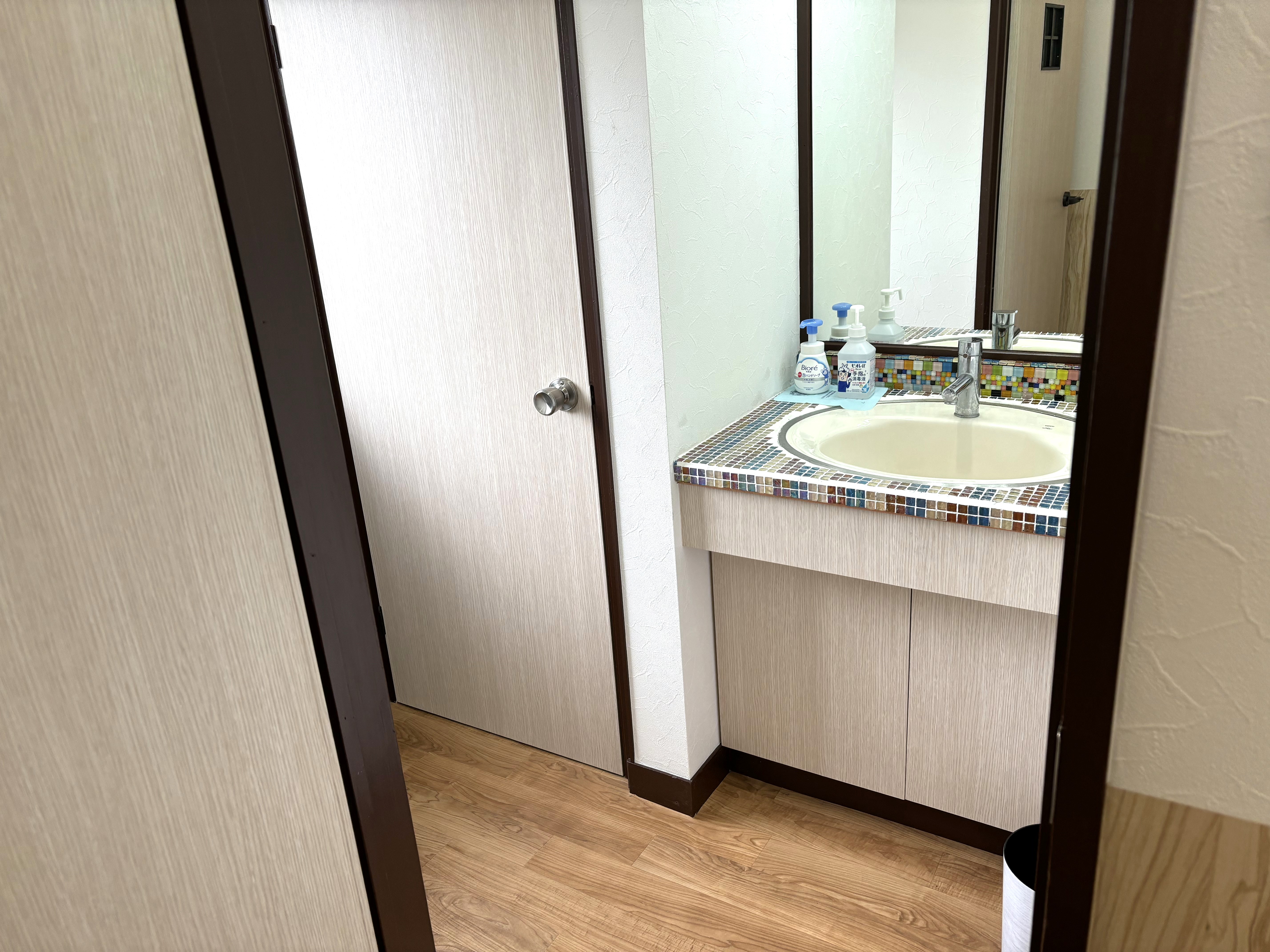 トイレドアと洗面所