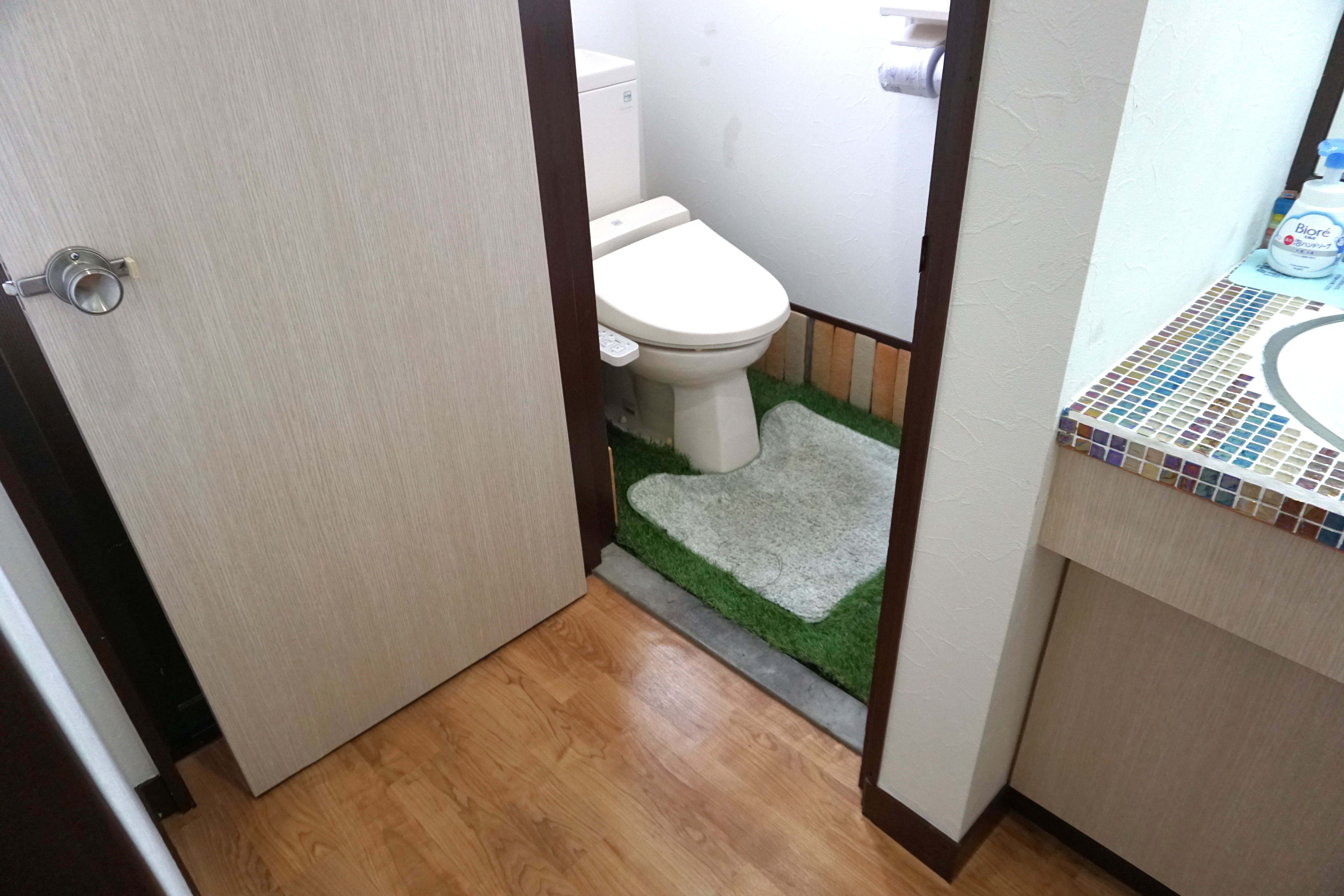 トイレドアは開き戸です