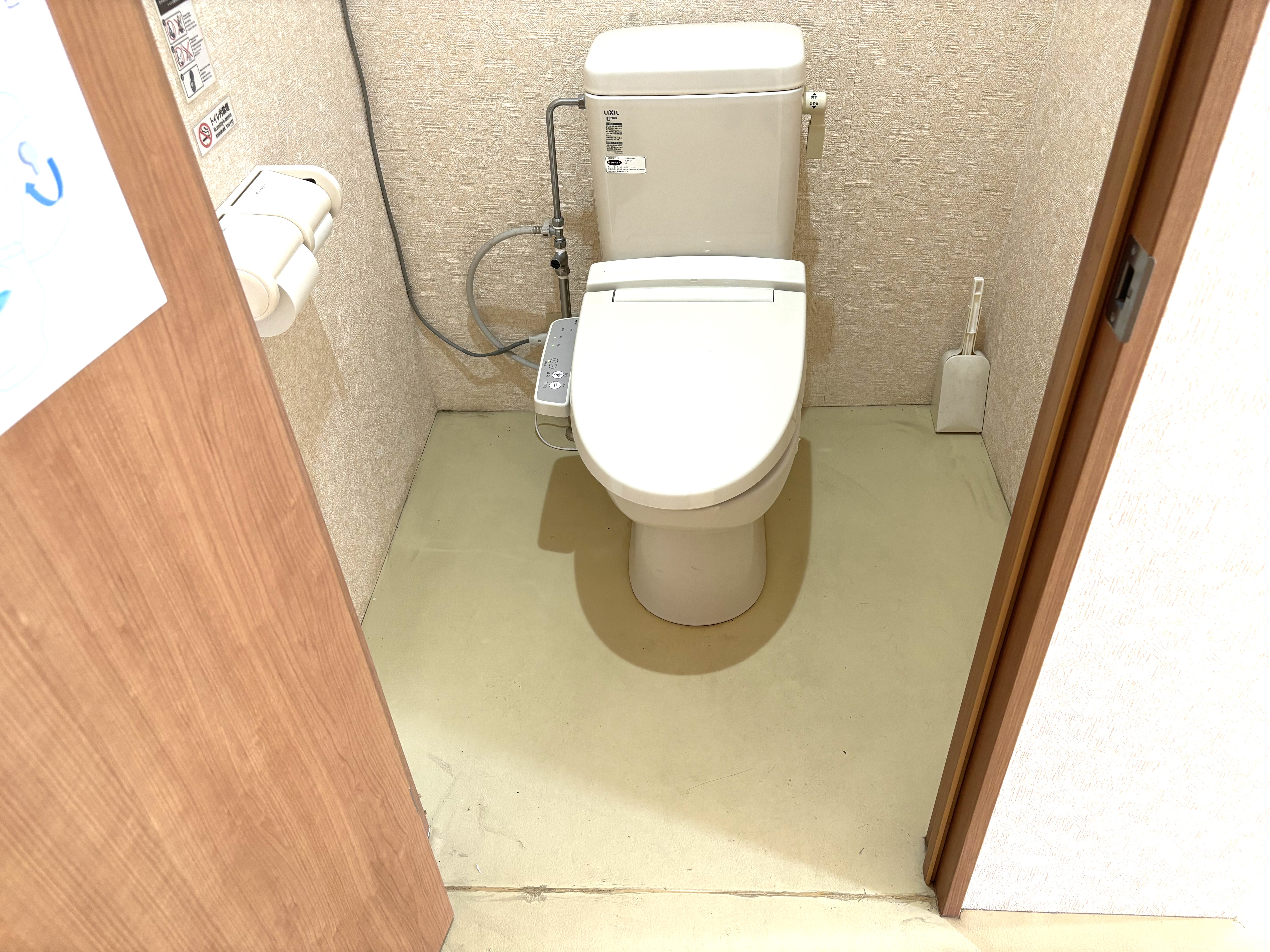 男性用トイレ内