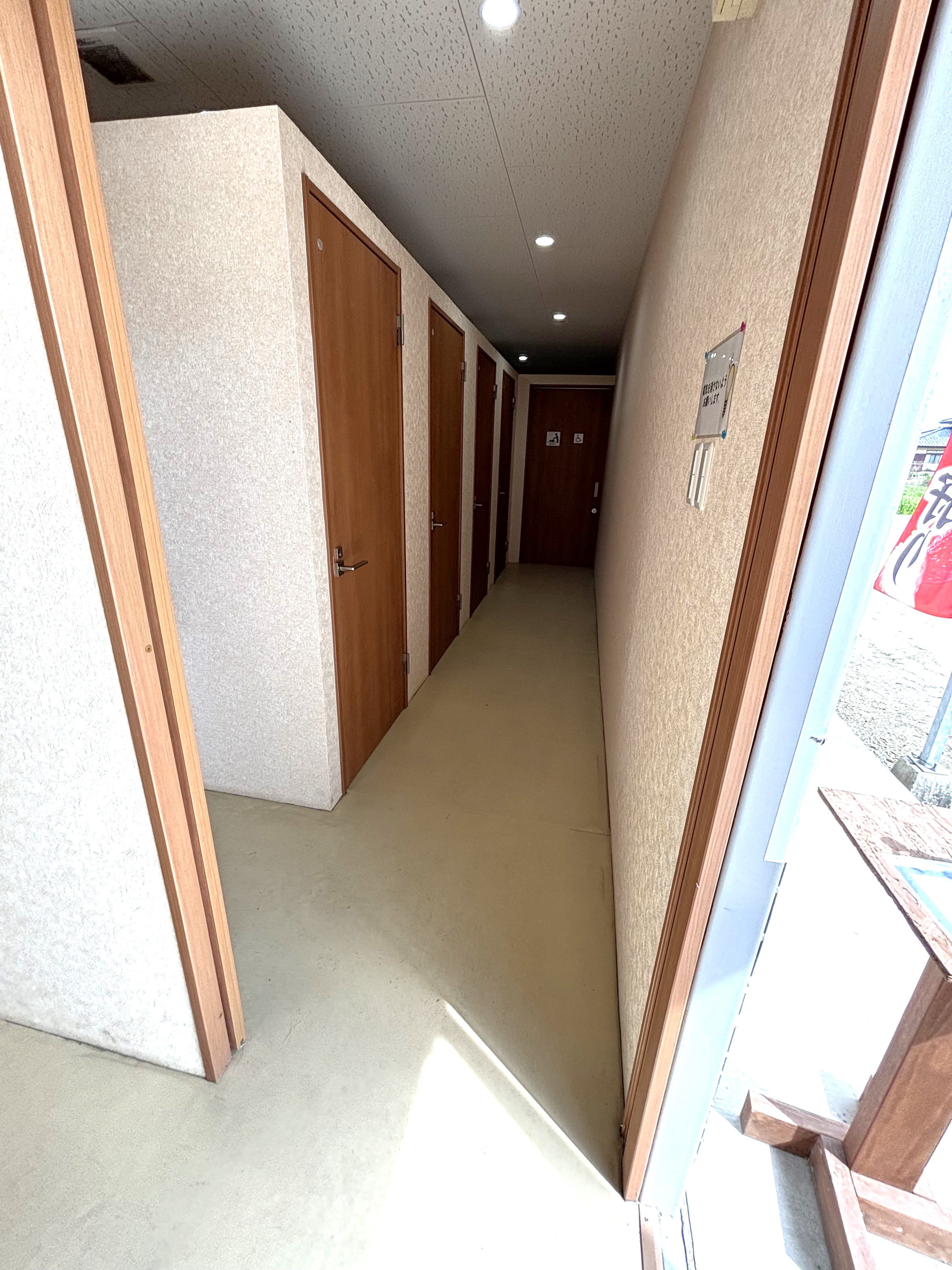 女性用トイレ奥にバリアフリートイレあります