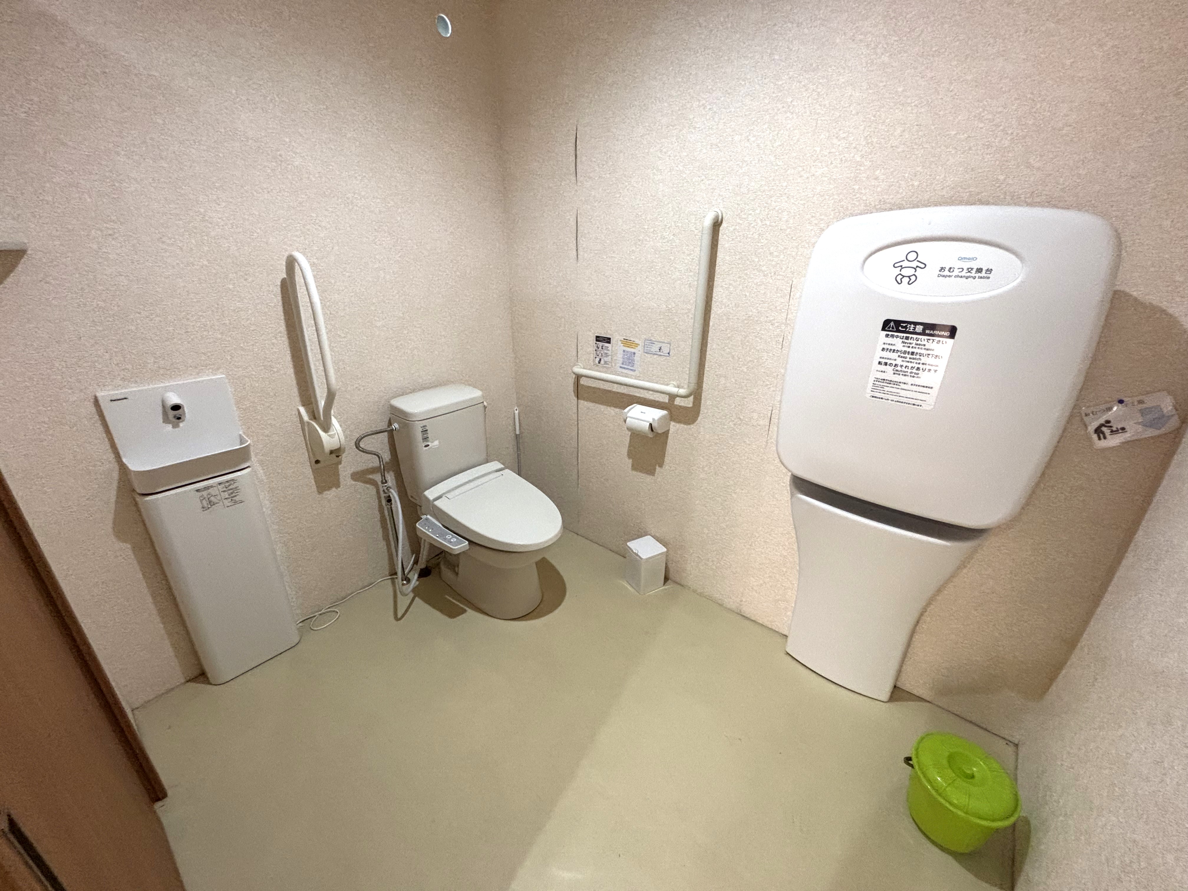 バリアフリートイレ内