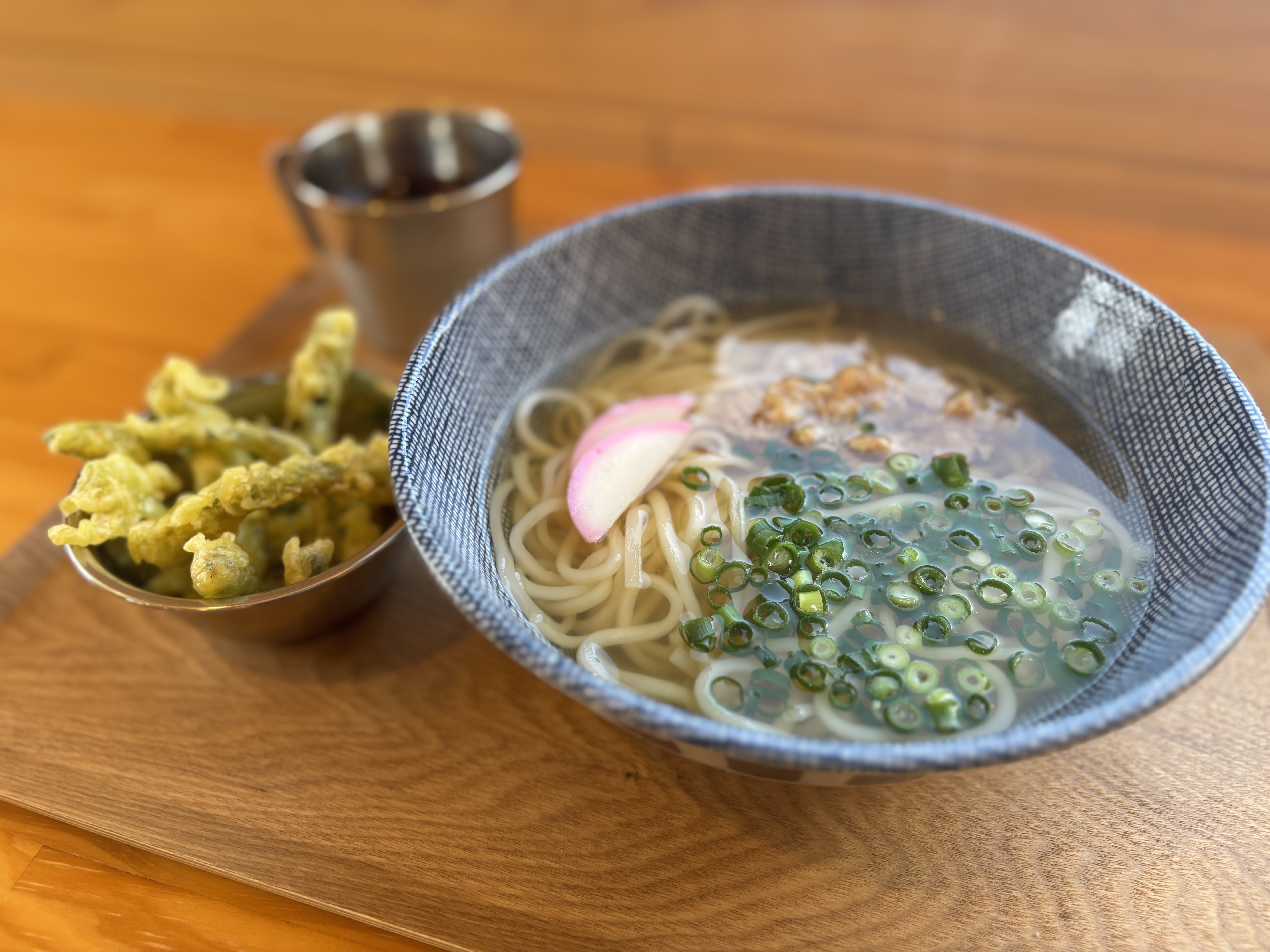 かしわうどんと日替わりの天ぷら（この日はアスパラ）
