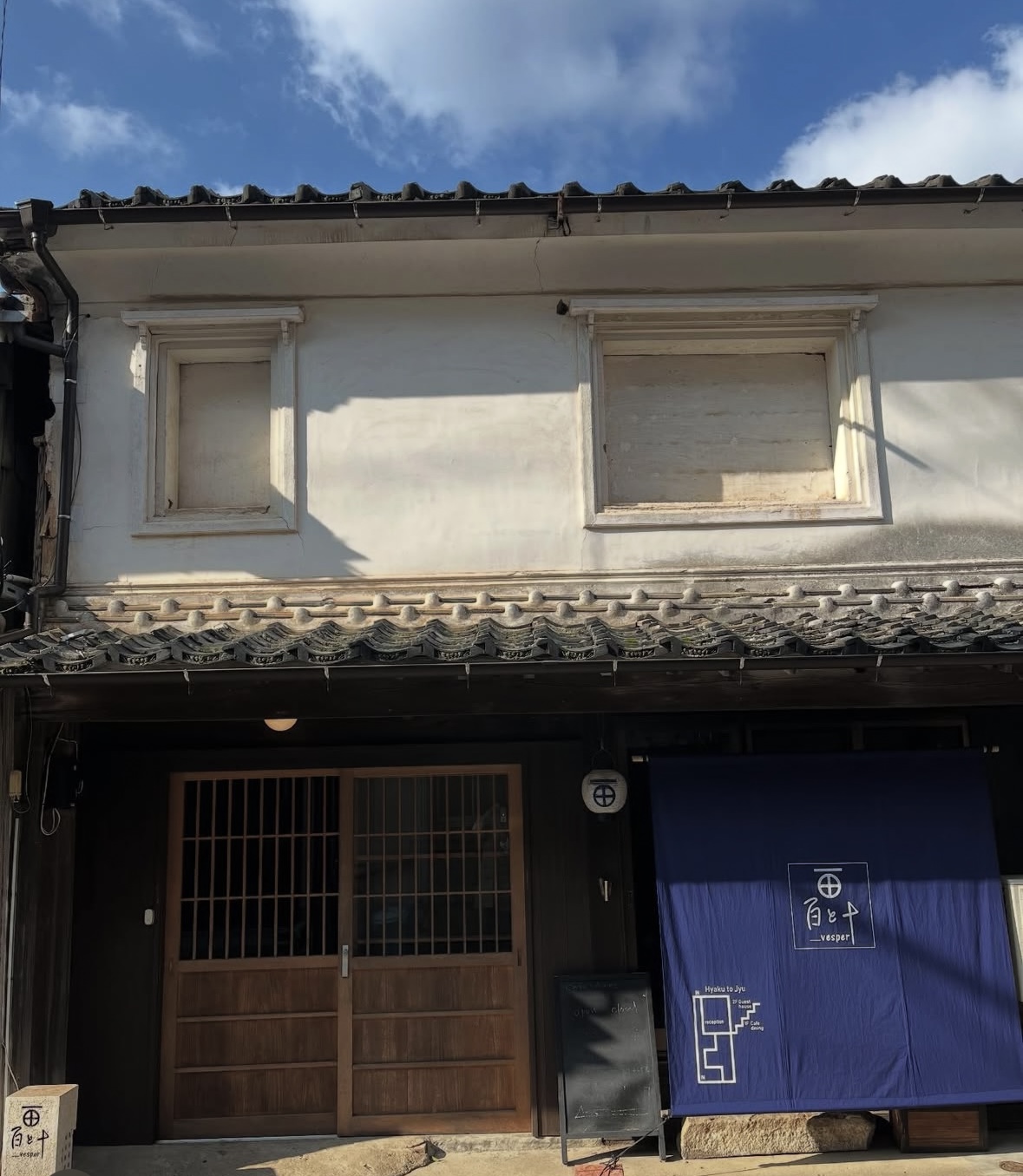 通り側からの写真。歴史を感じられる外観。