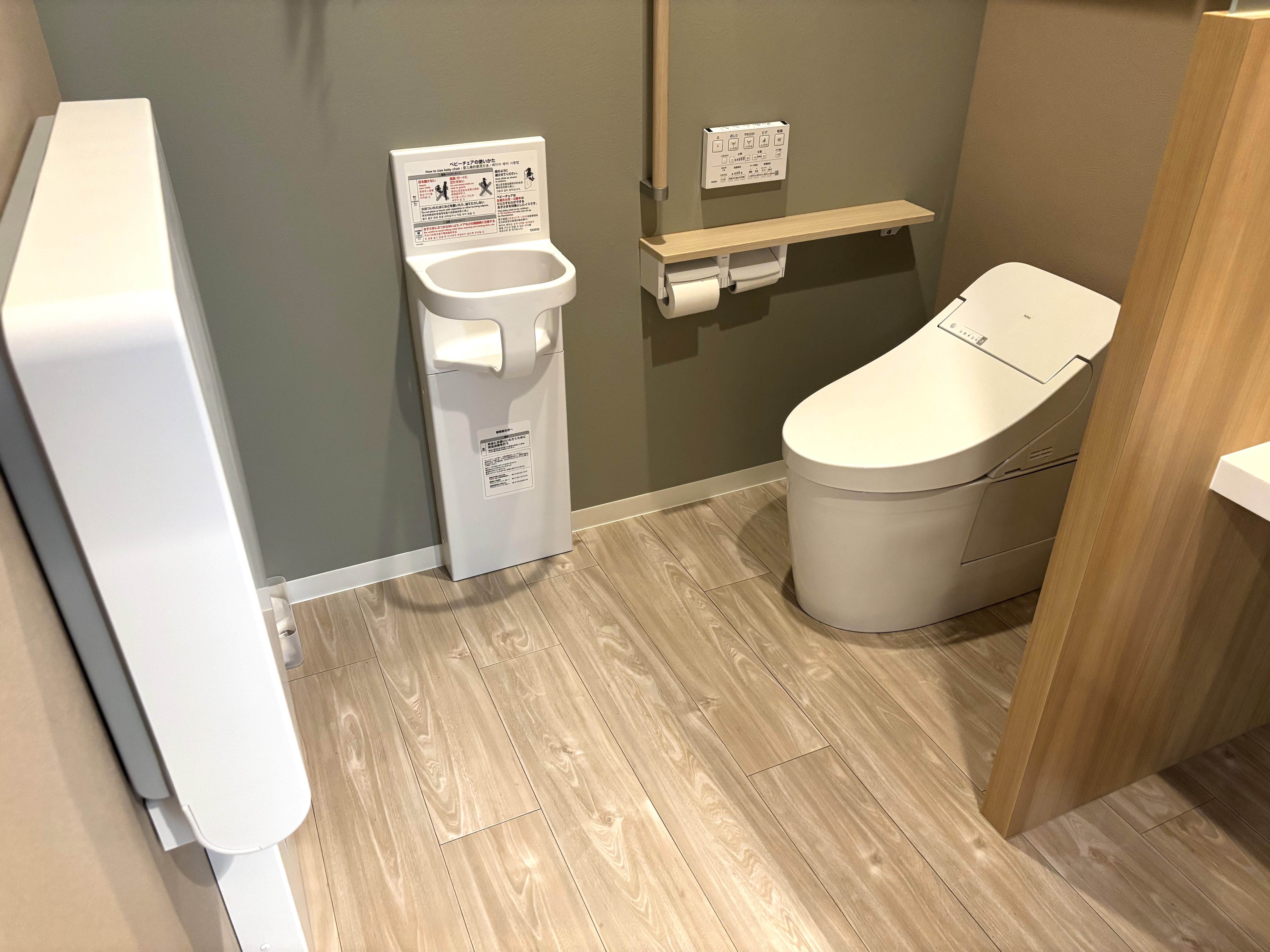 車いす対応・おむつ交換台・ベビーキープありのトイレ