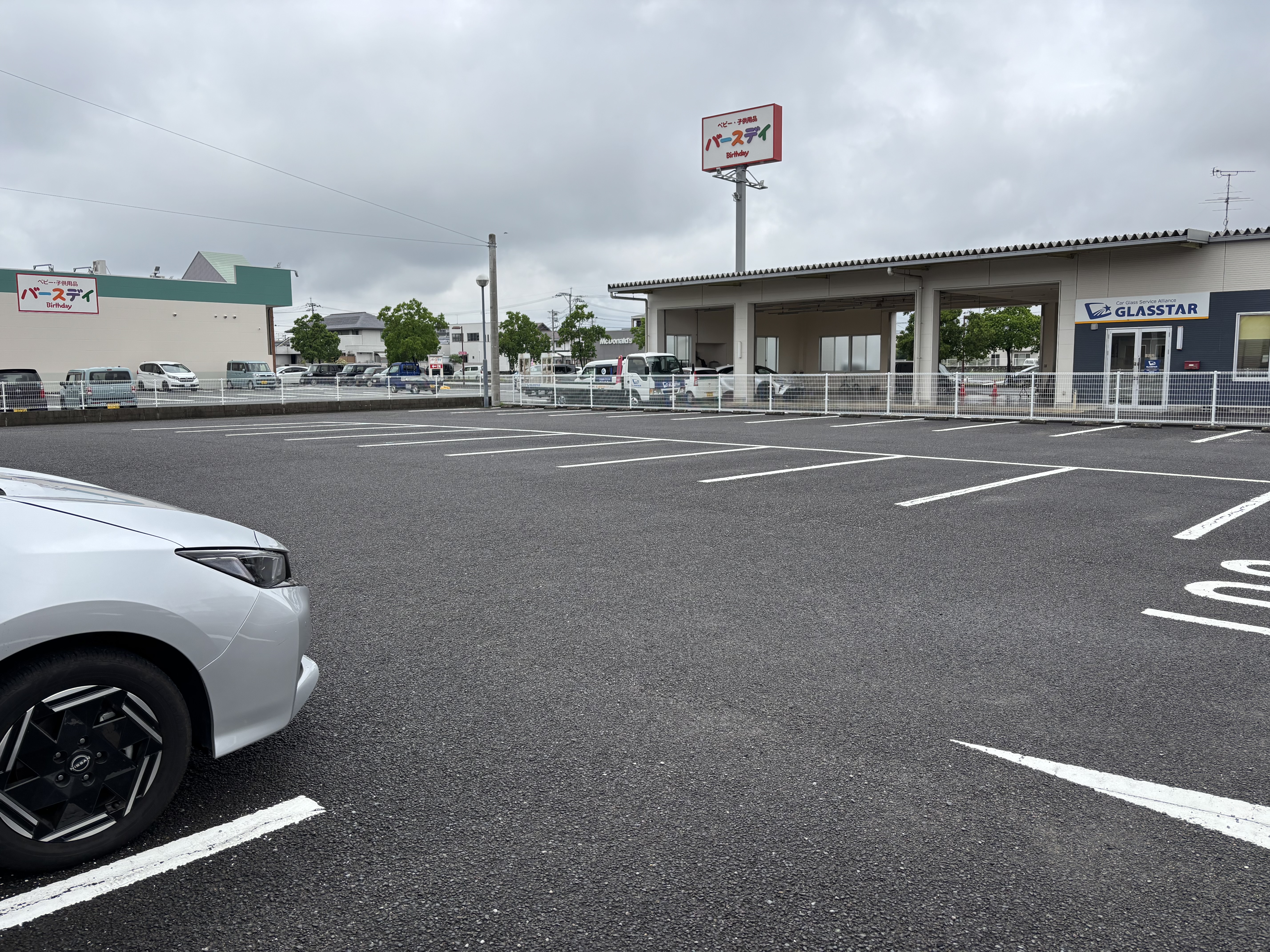 駐車場は広く33台駐車できます