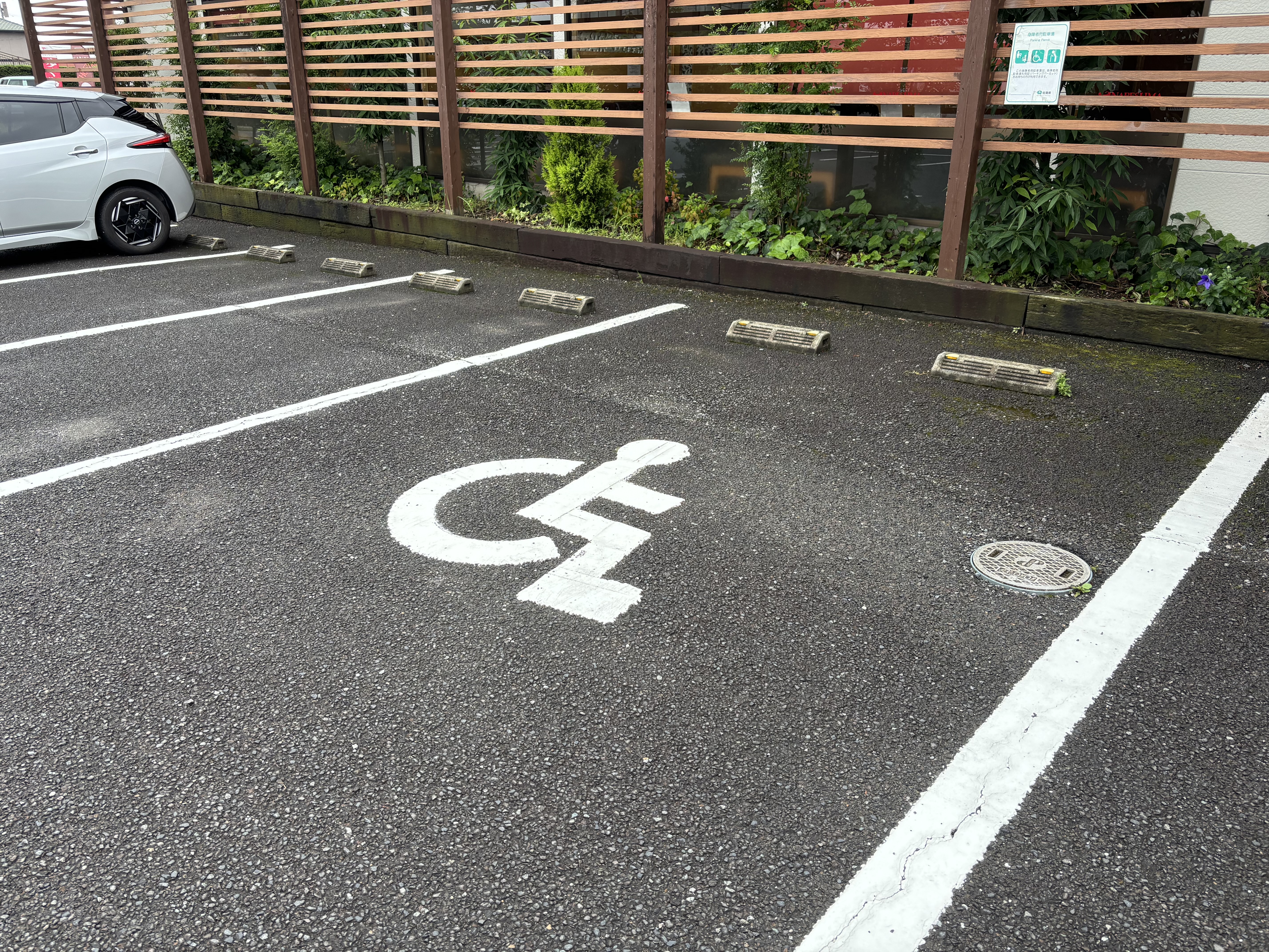 出入口に近い場所にパーキングパーミットの駐車場が1台分あります