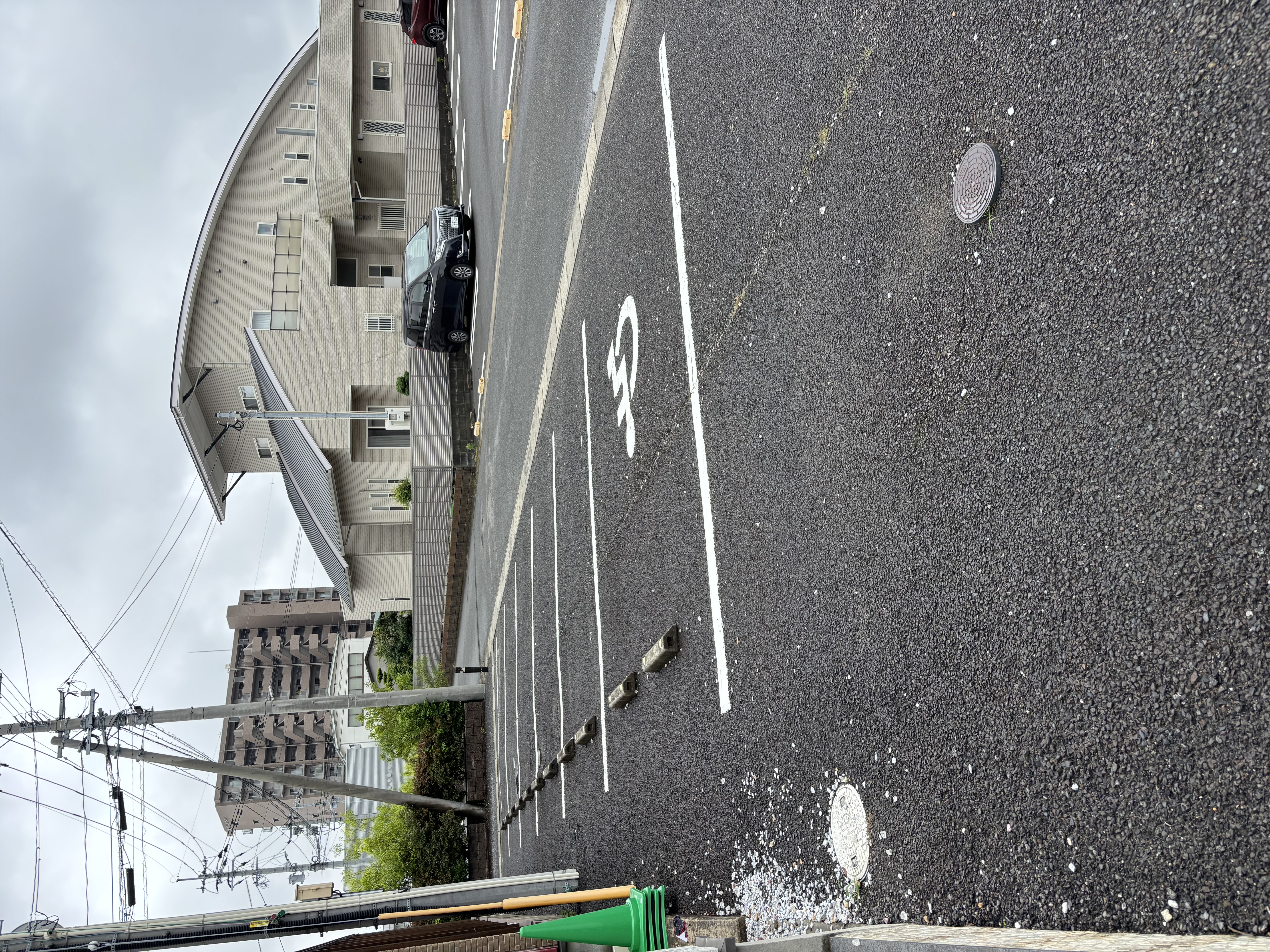 出入口に近い場所(県道333号からは反対側)にもパーキングパーミットの駐車場がもう一台分有ります