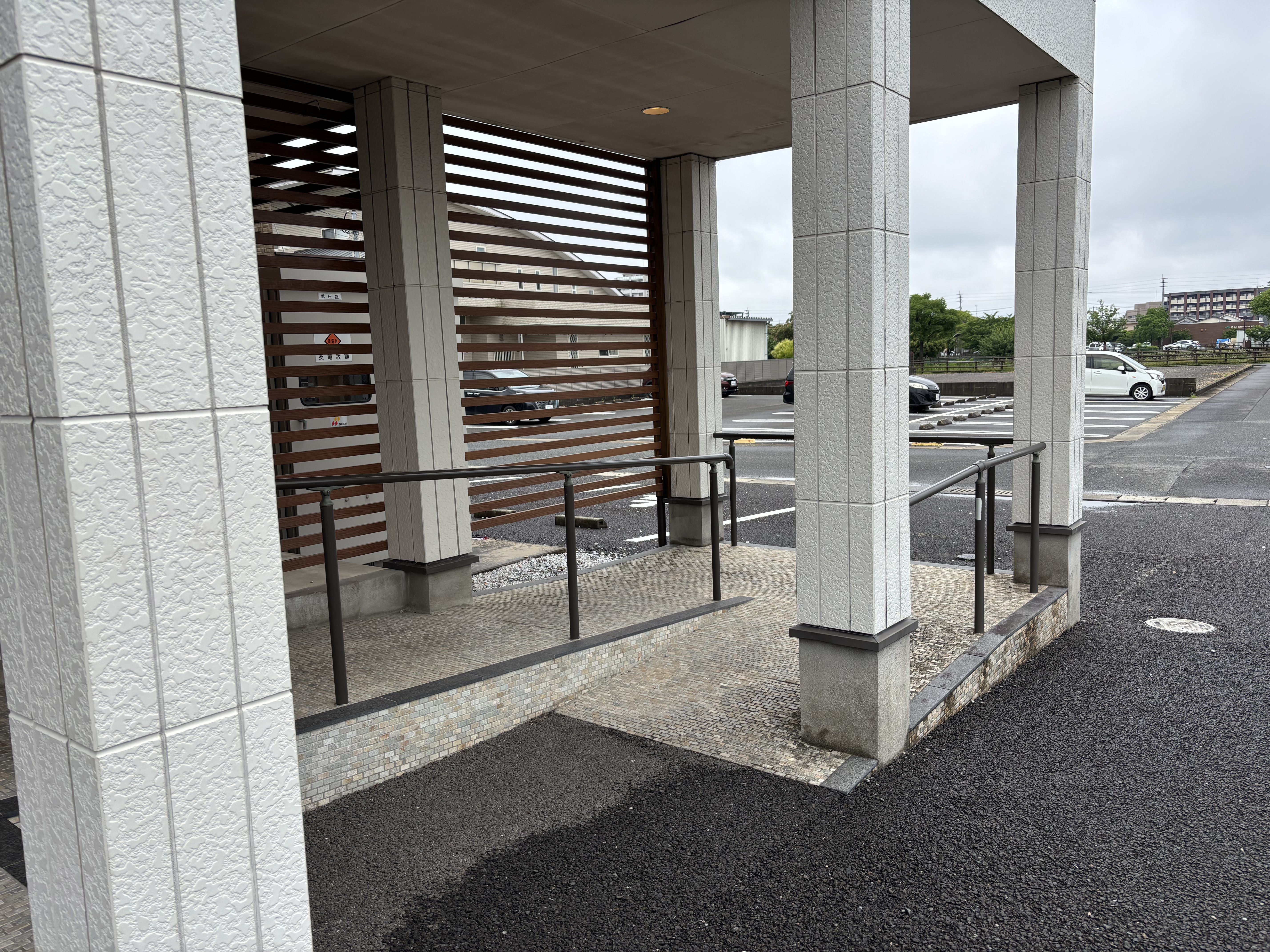 すぐ近くにスロープもあります