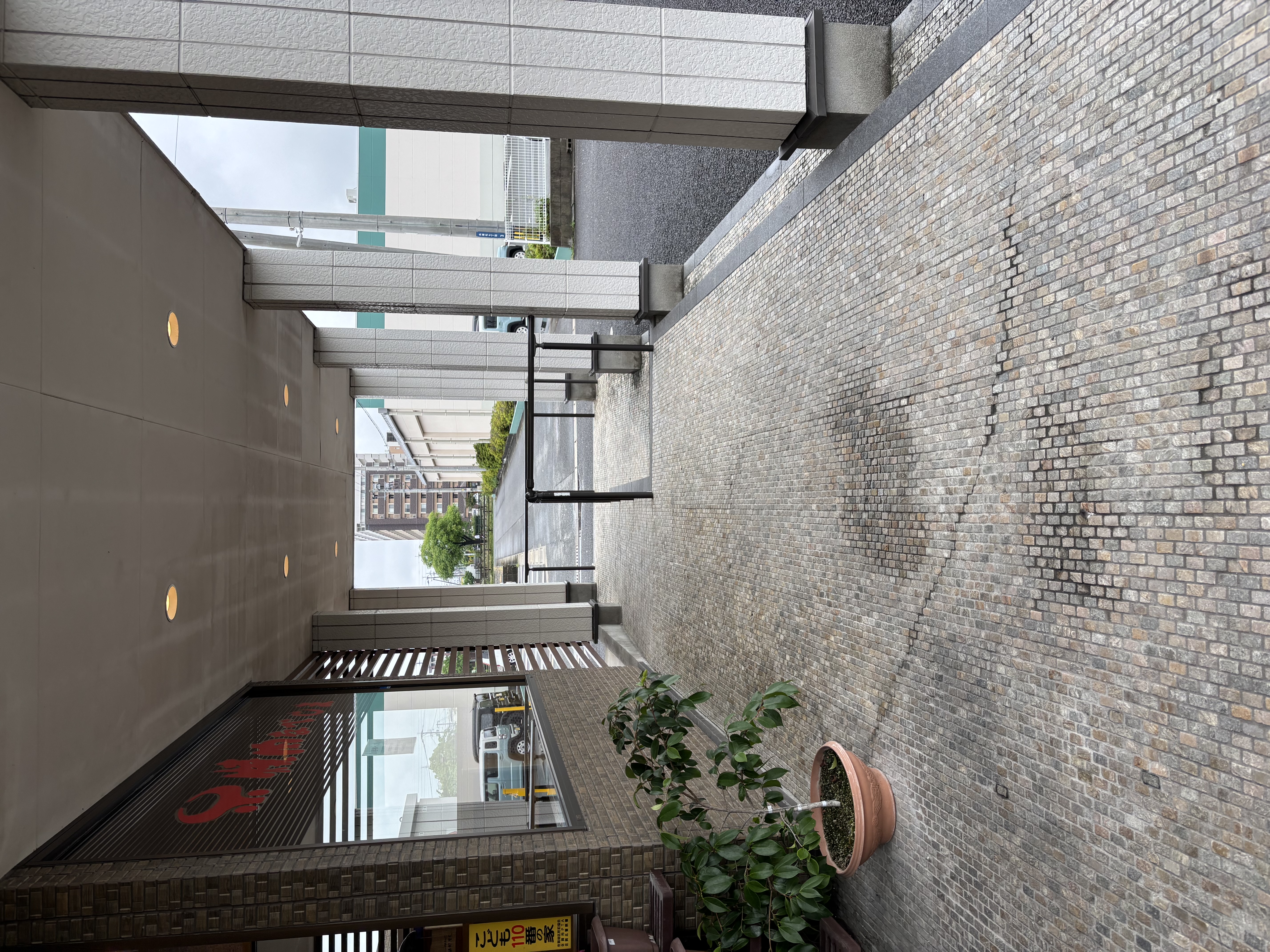 階段上から見たスロープです