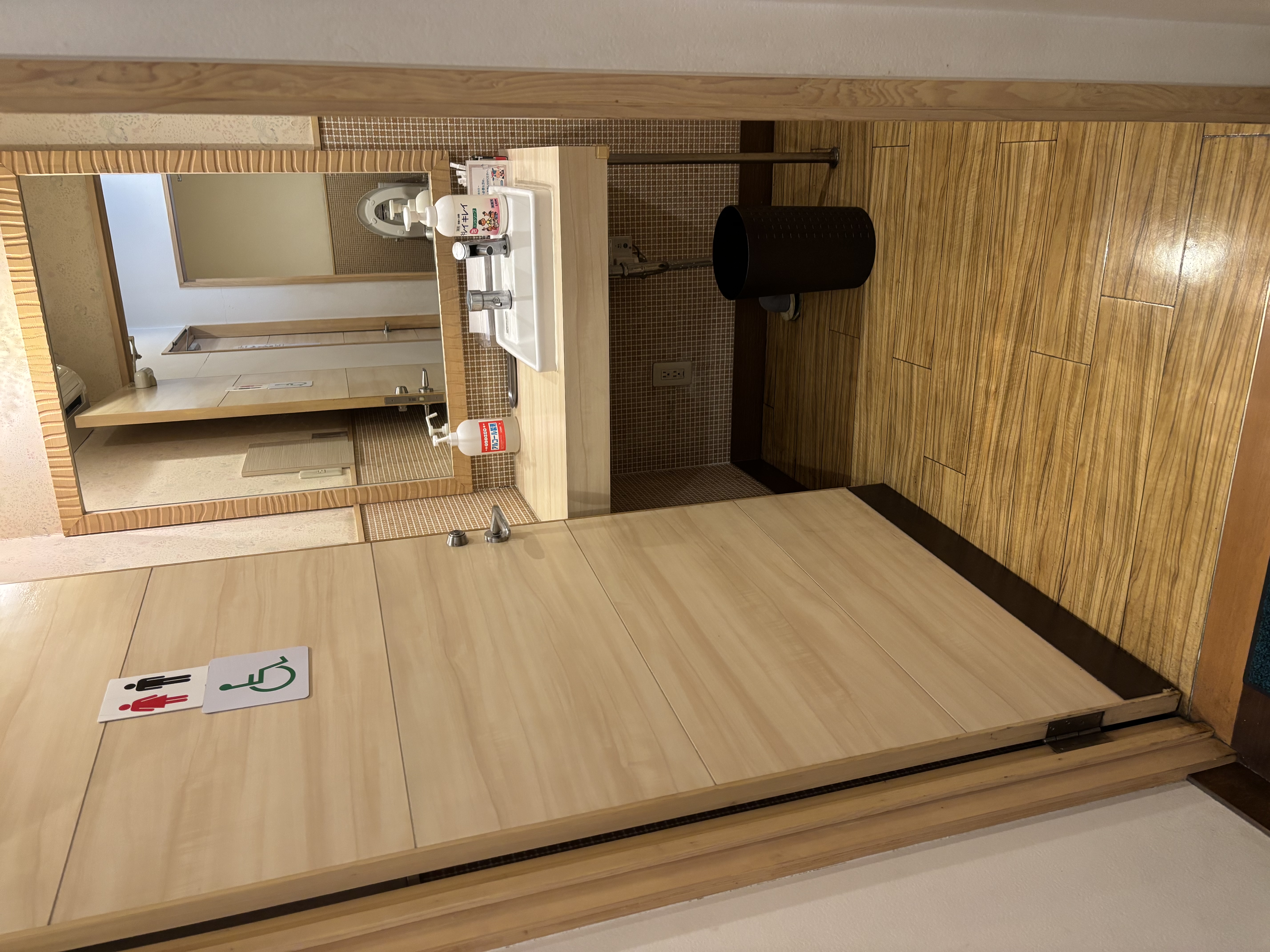 多目的トイレは開戸です