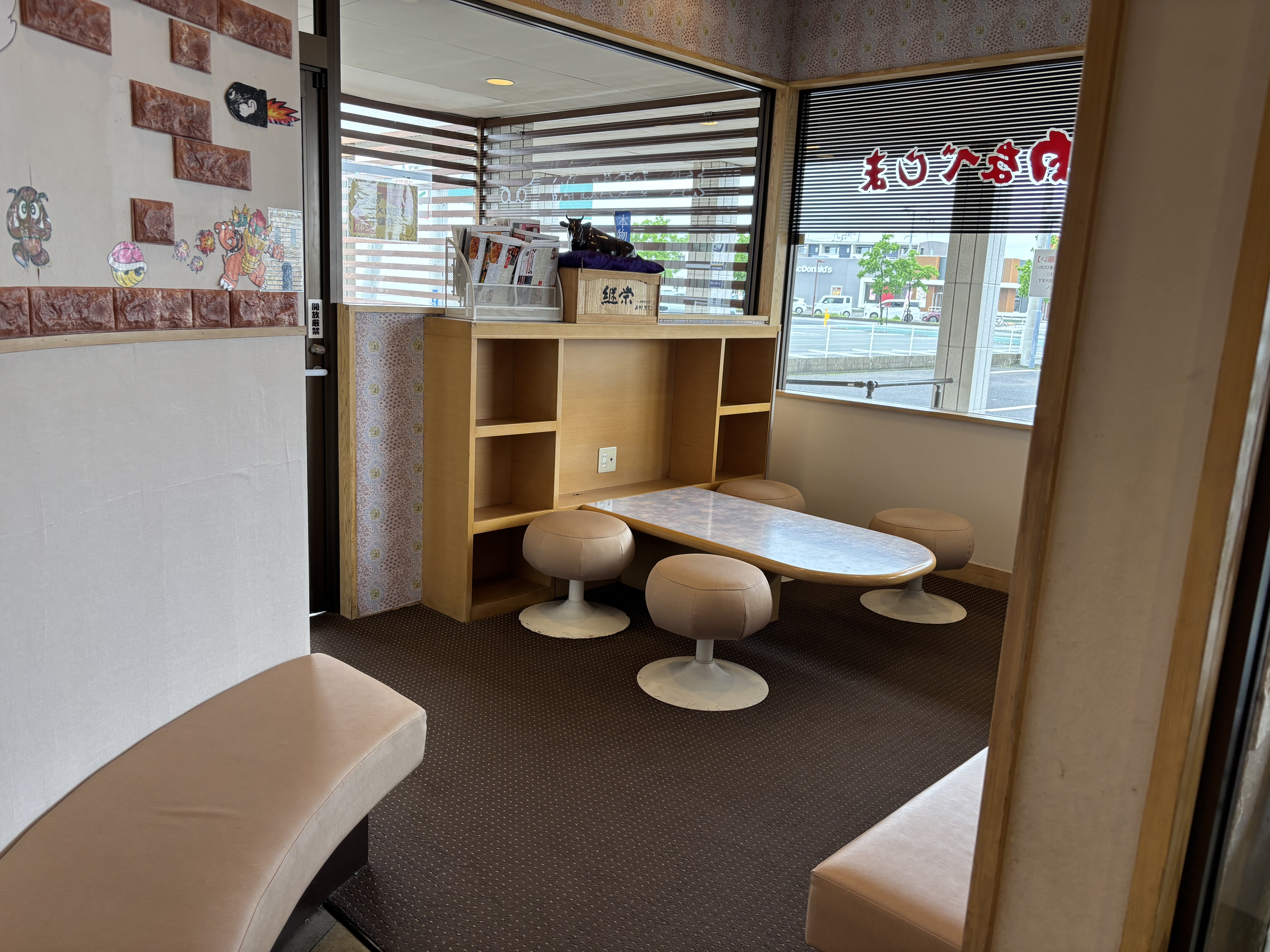 入ってすぐのところの待合スペースにキッズコーナーがあります