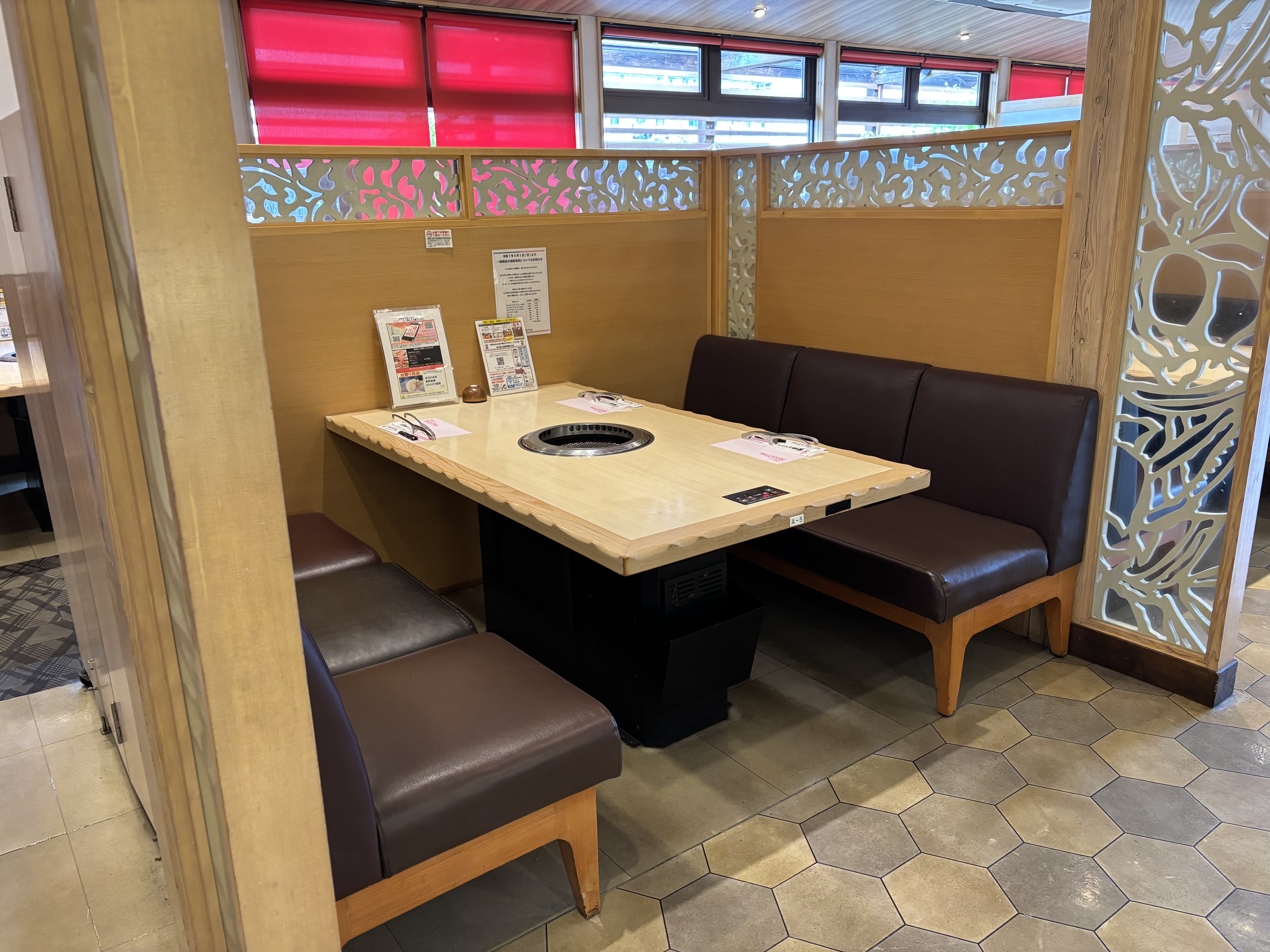 固定タイプの椅子のテーブル席です