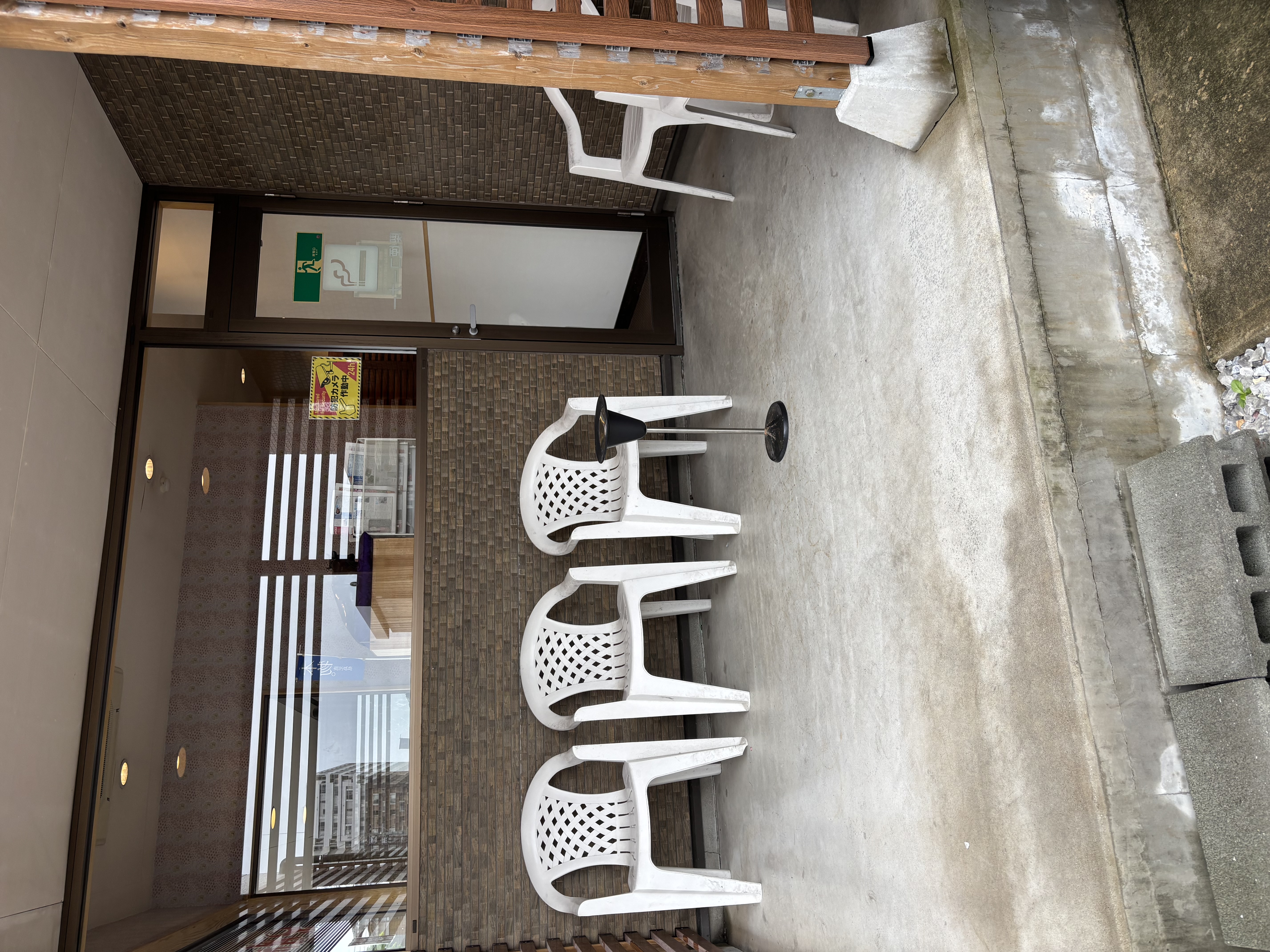 野外に喫煙スペースがあります