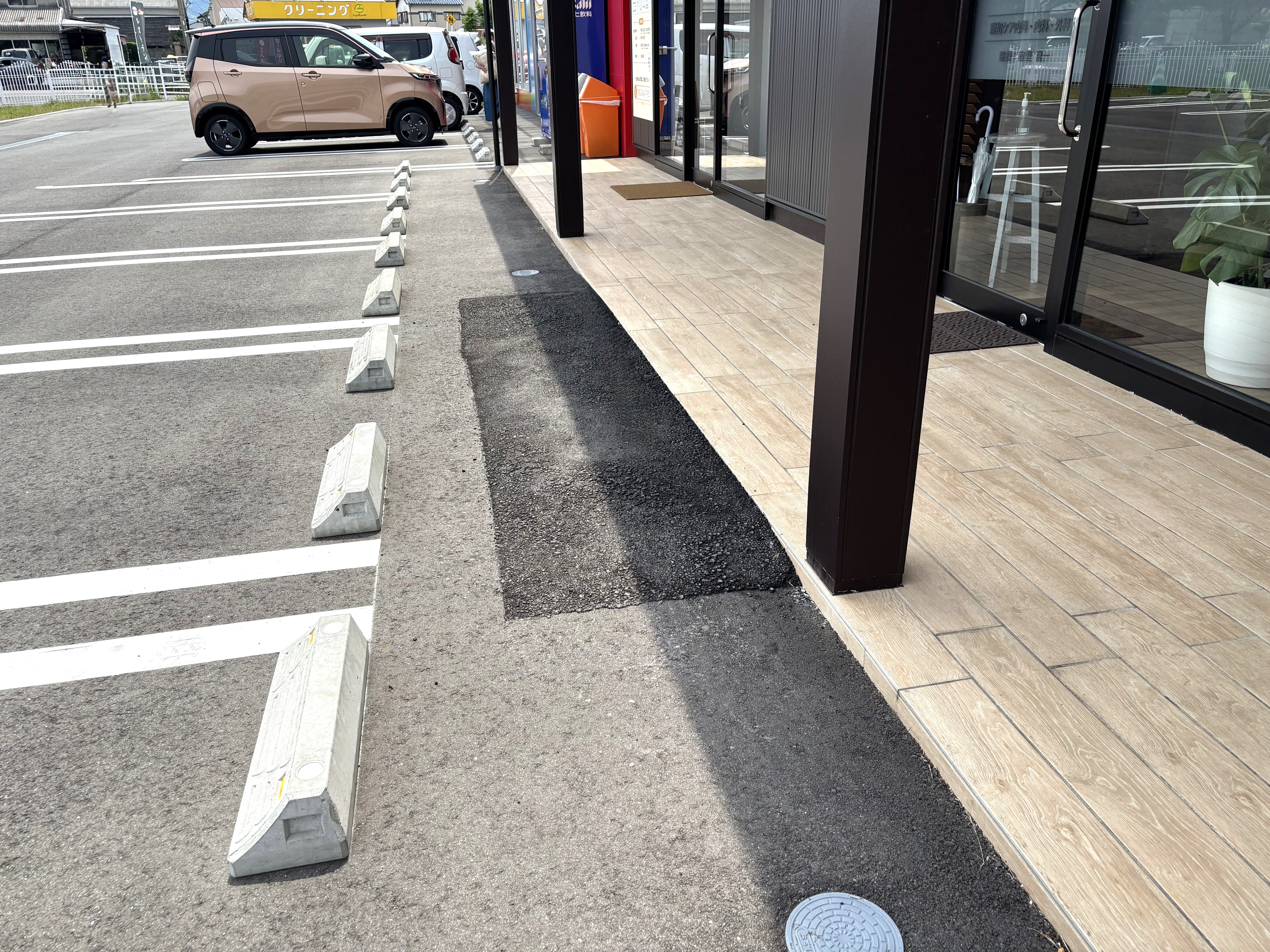 横からは段差なく入れるよう、スロープになっています