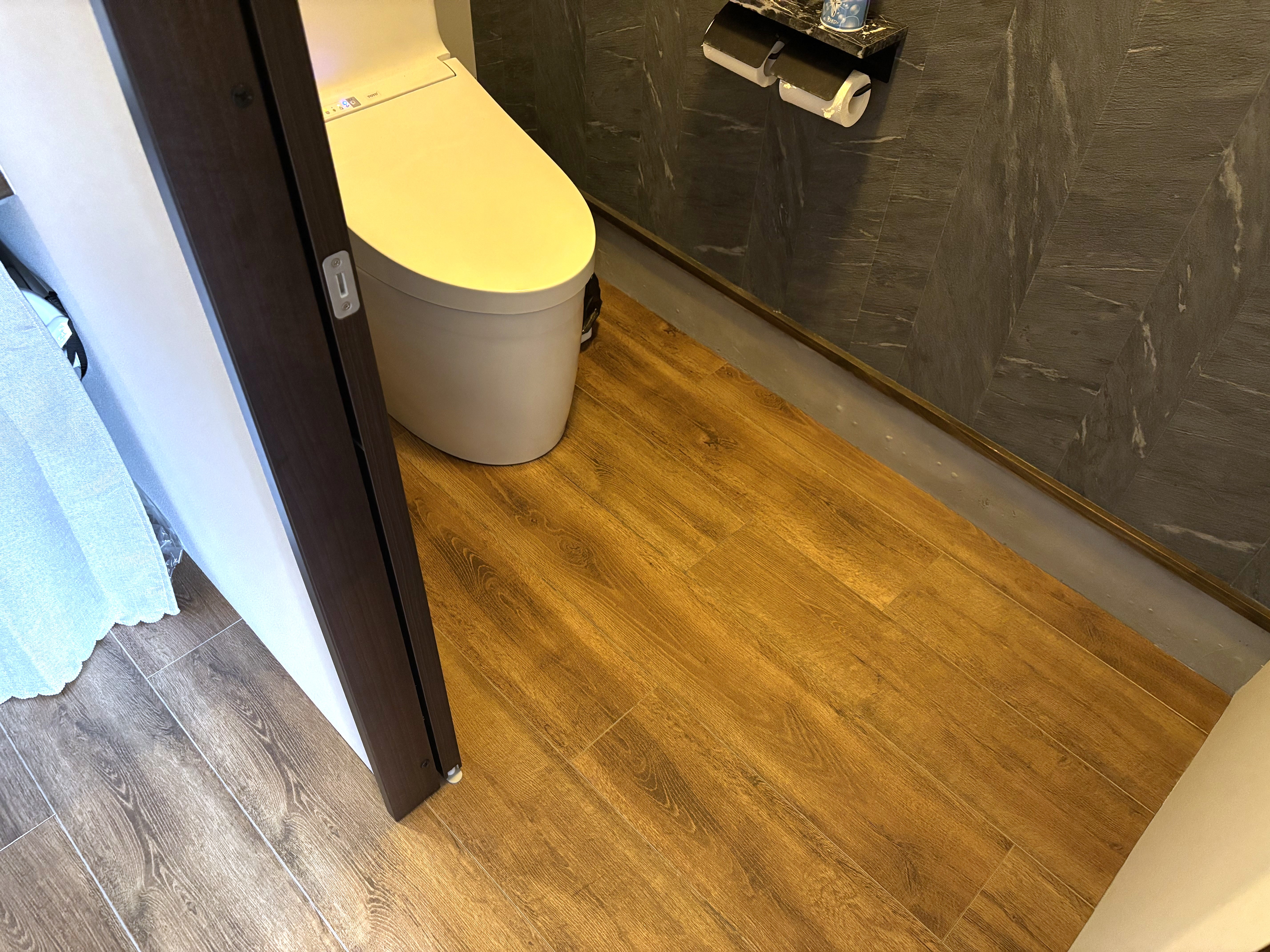 ドアは引き戸で、フラットです