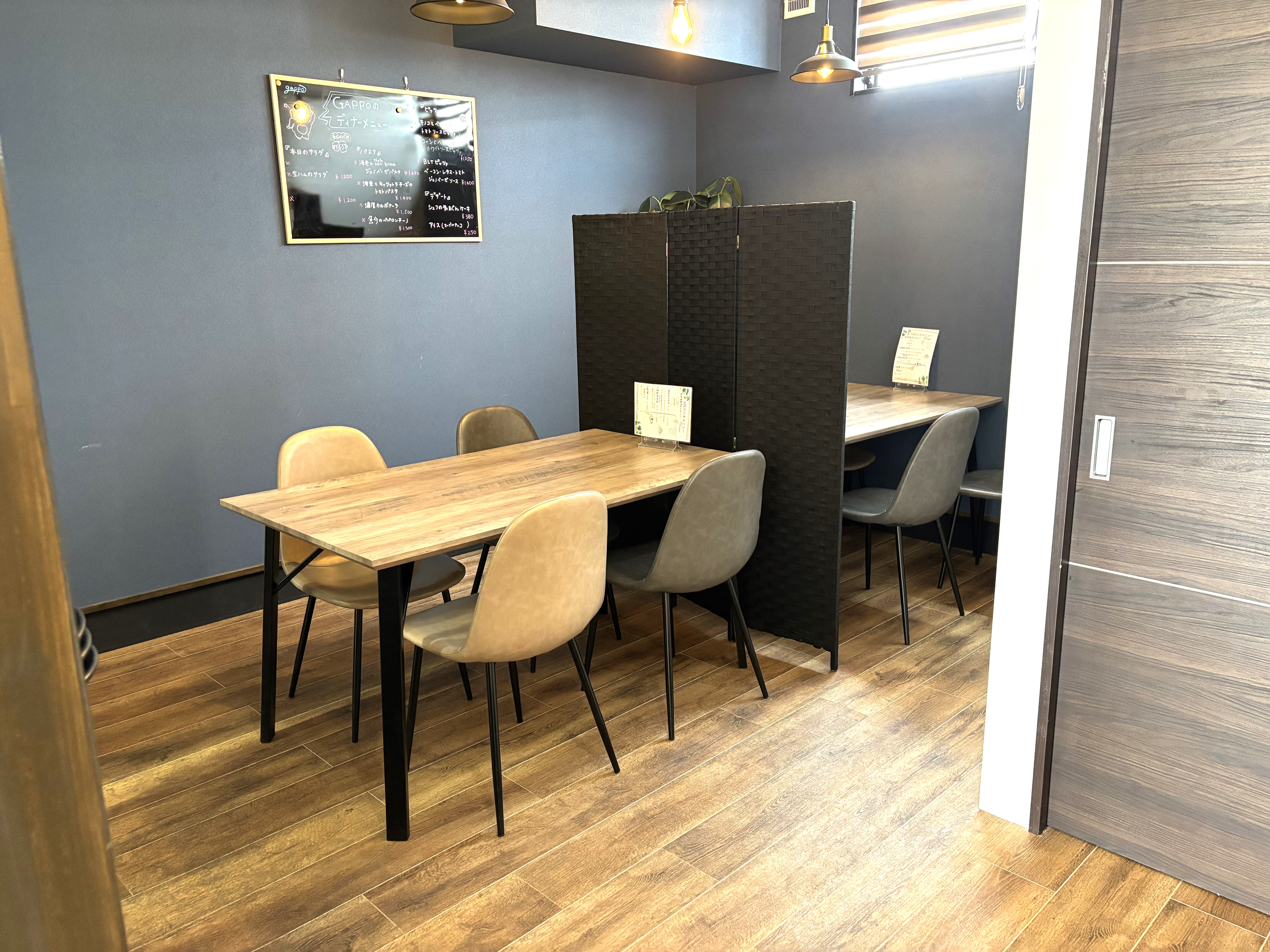 奥のテーブル席