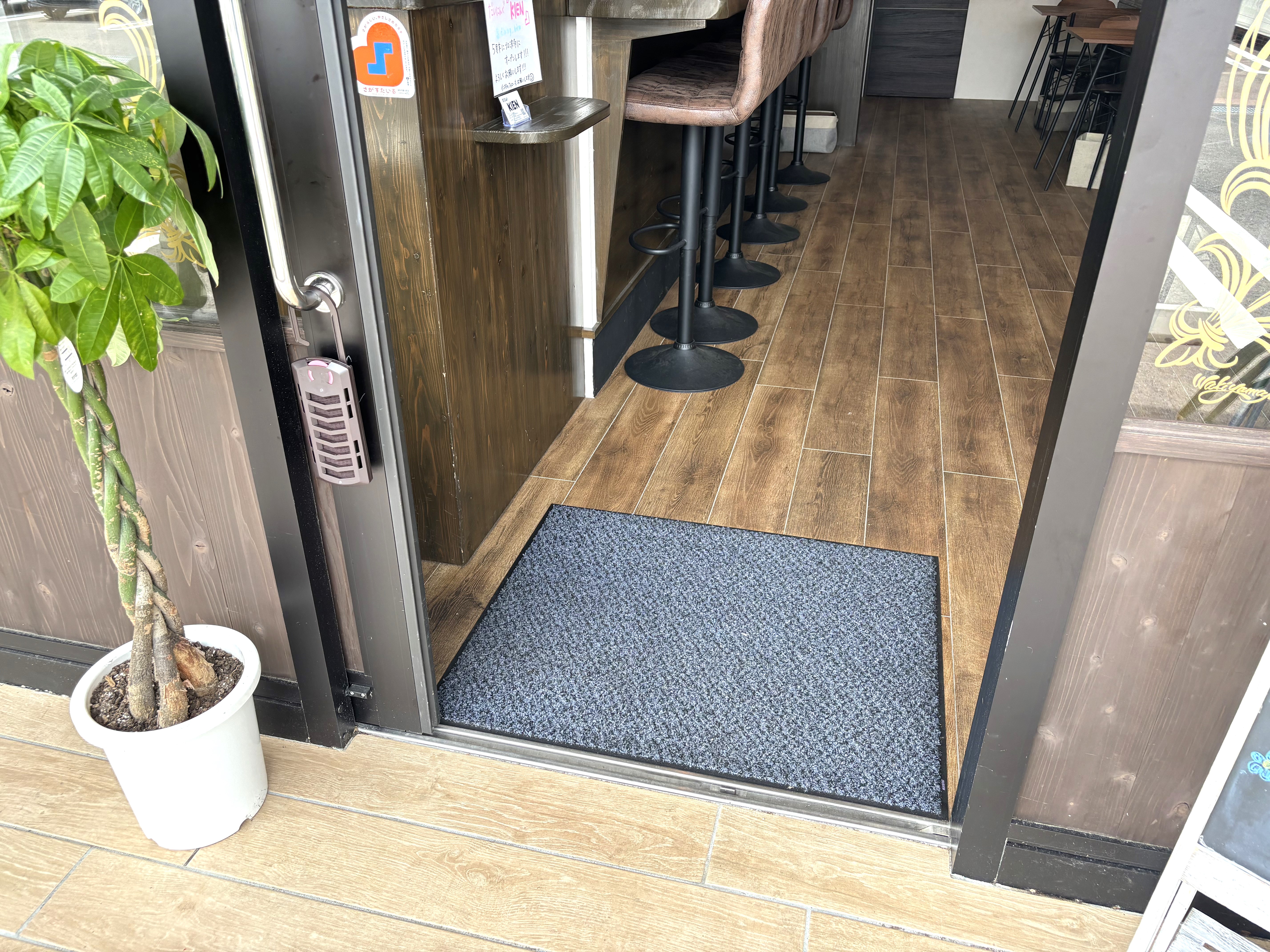 出入口ドアは引き戸で、フラットです