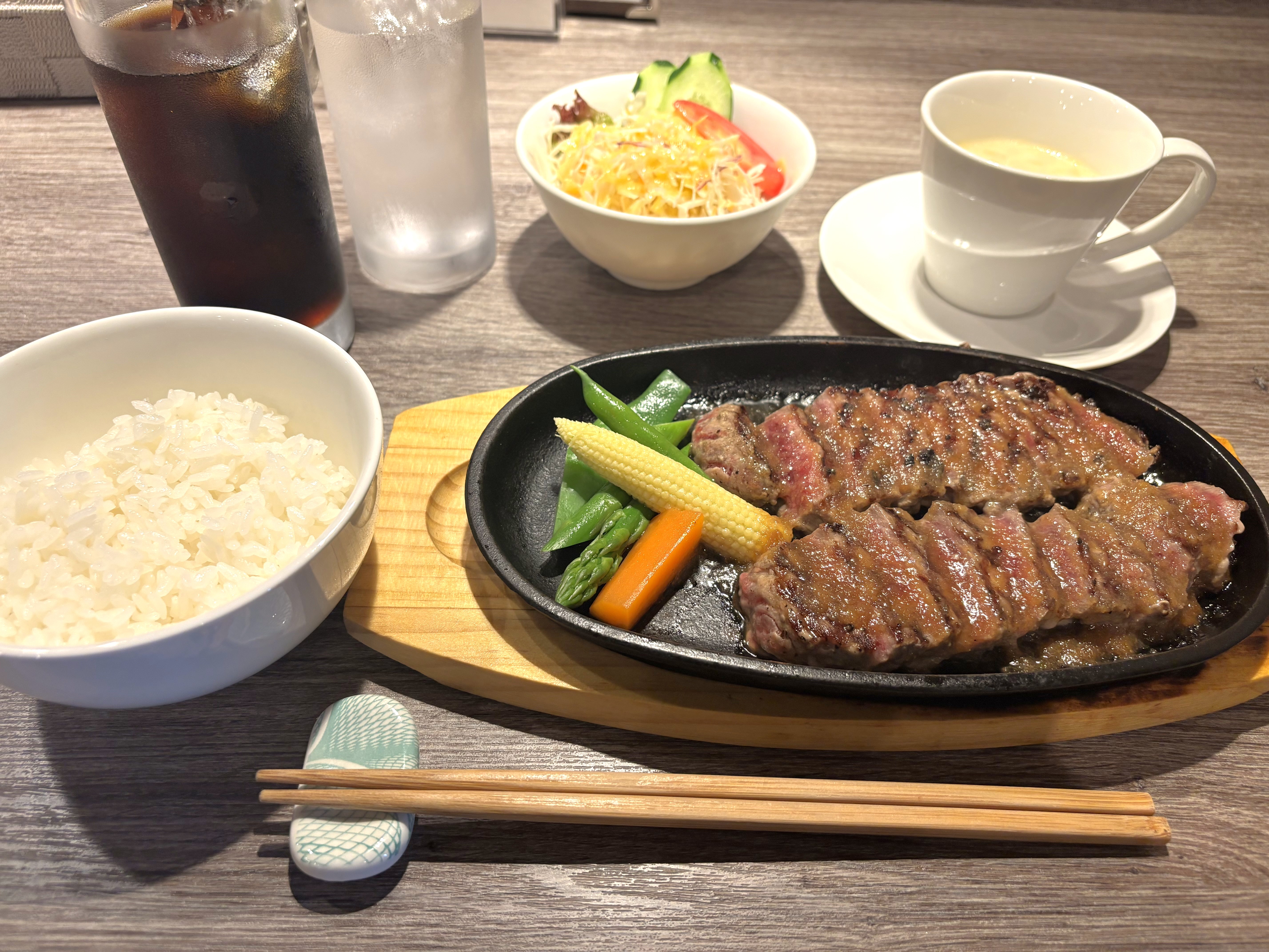 セットでサラダ・スープ・ドリンク・デザートがつきます