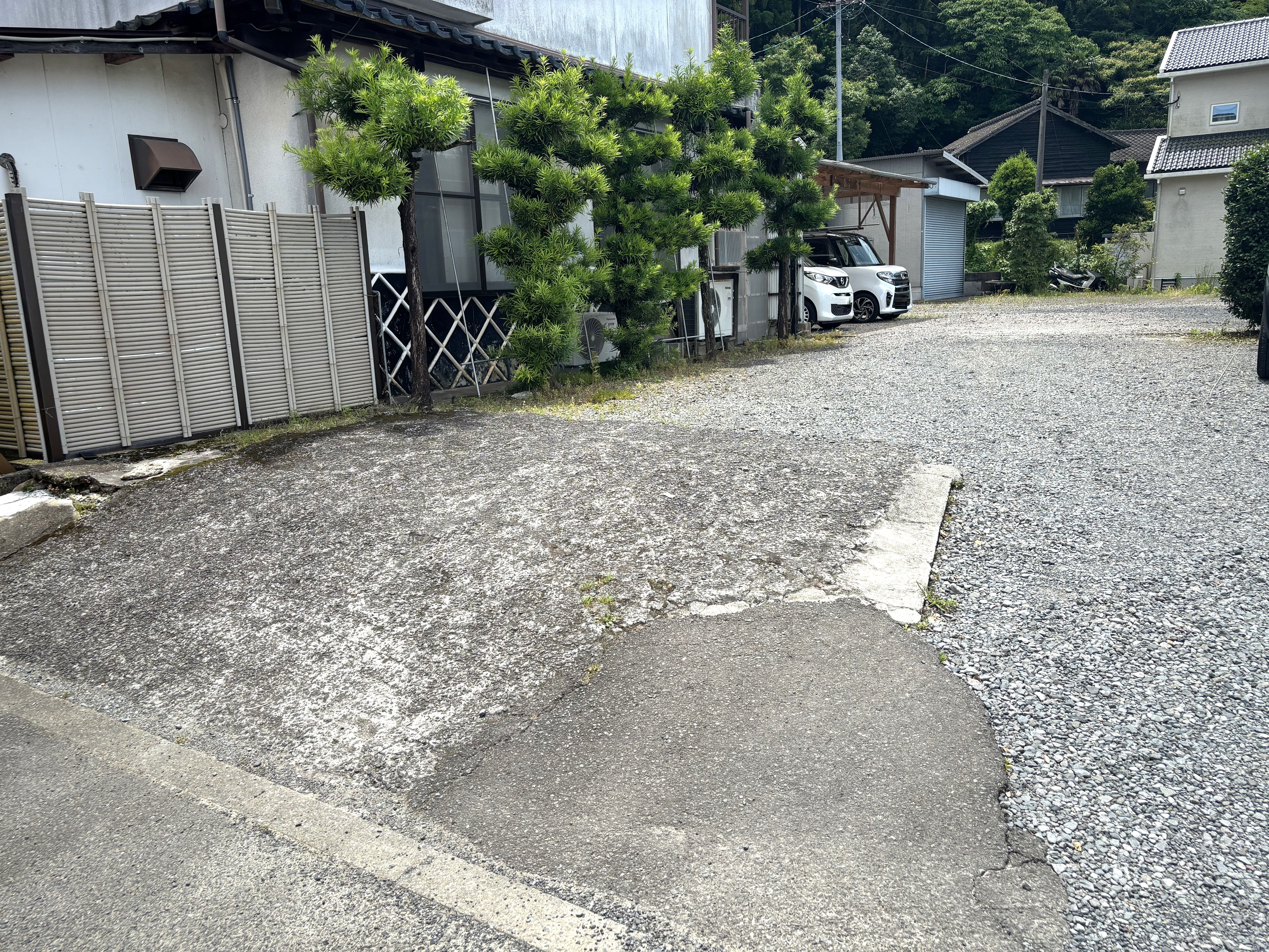 店舗横を入ると奥にも駐車場があります