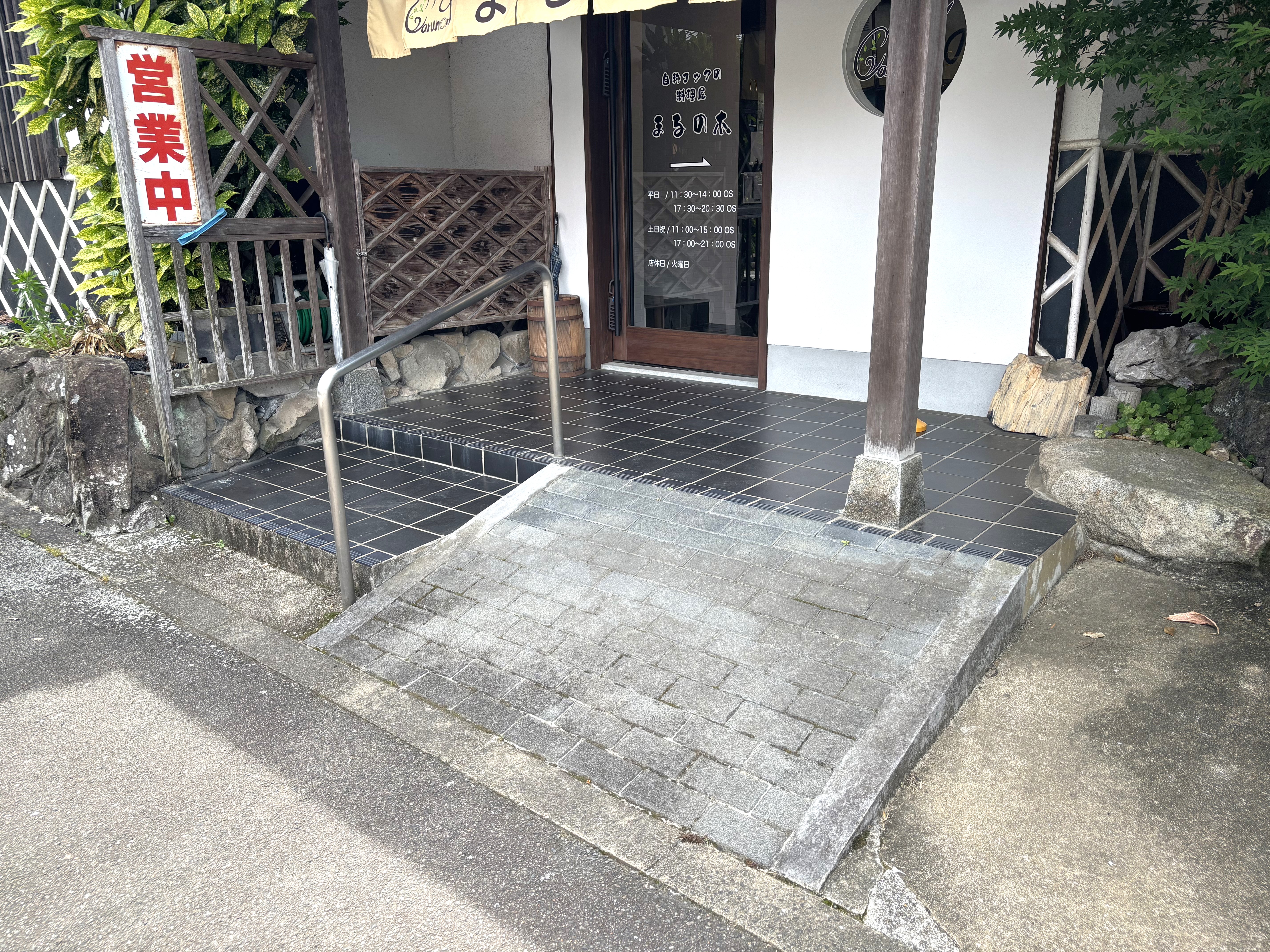 手すり付きの階段とスロープがあります