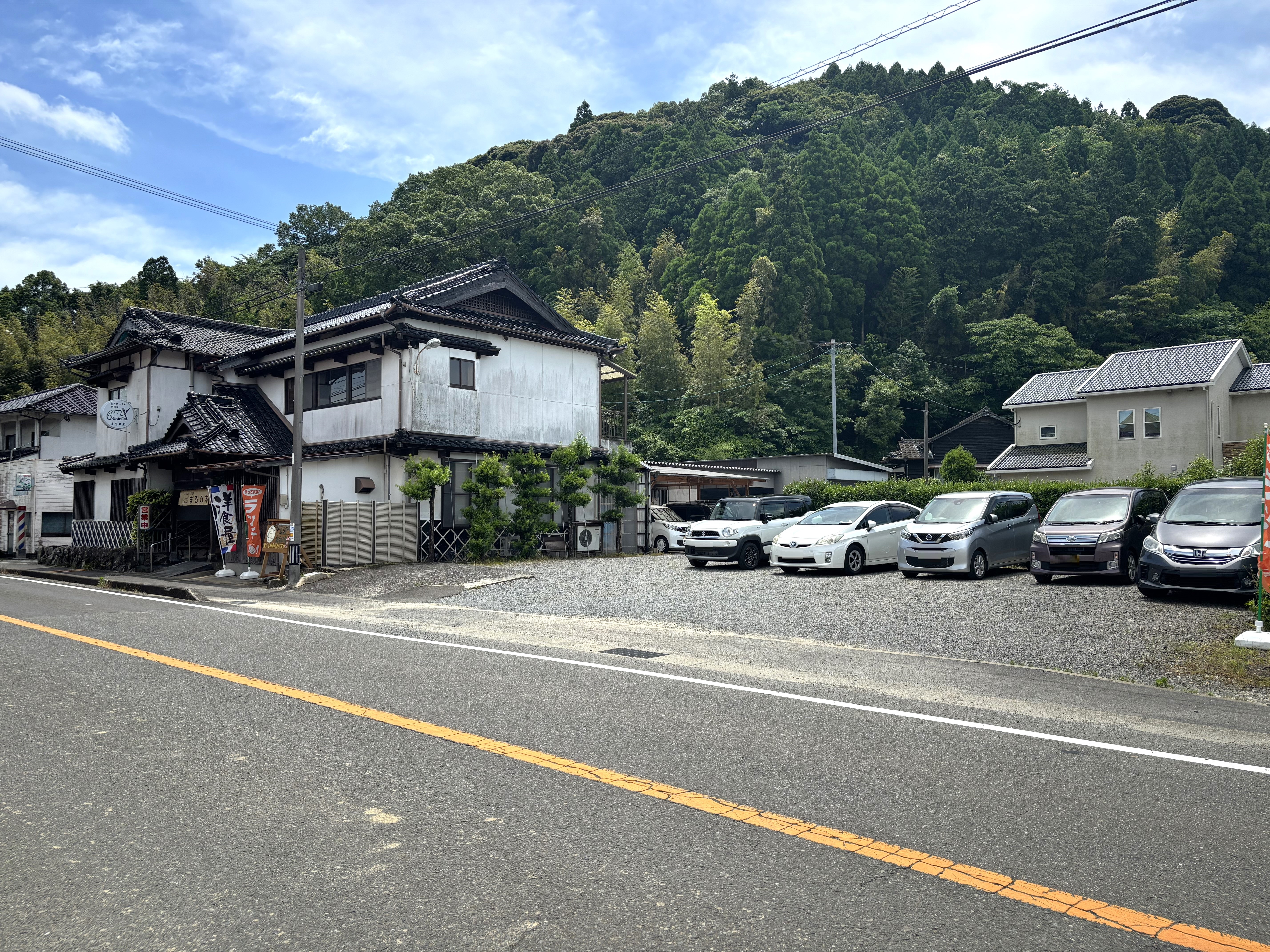 店舗横に駐車場あります