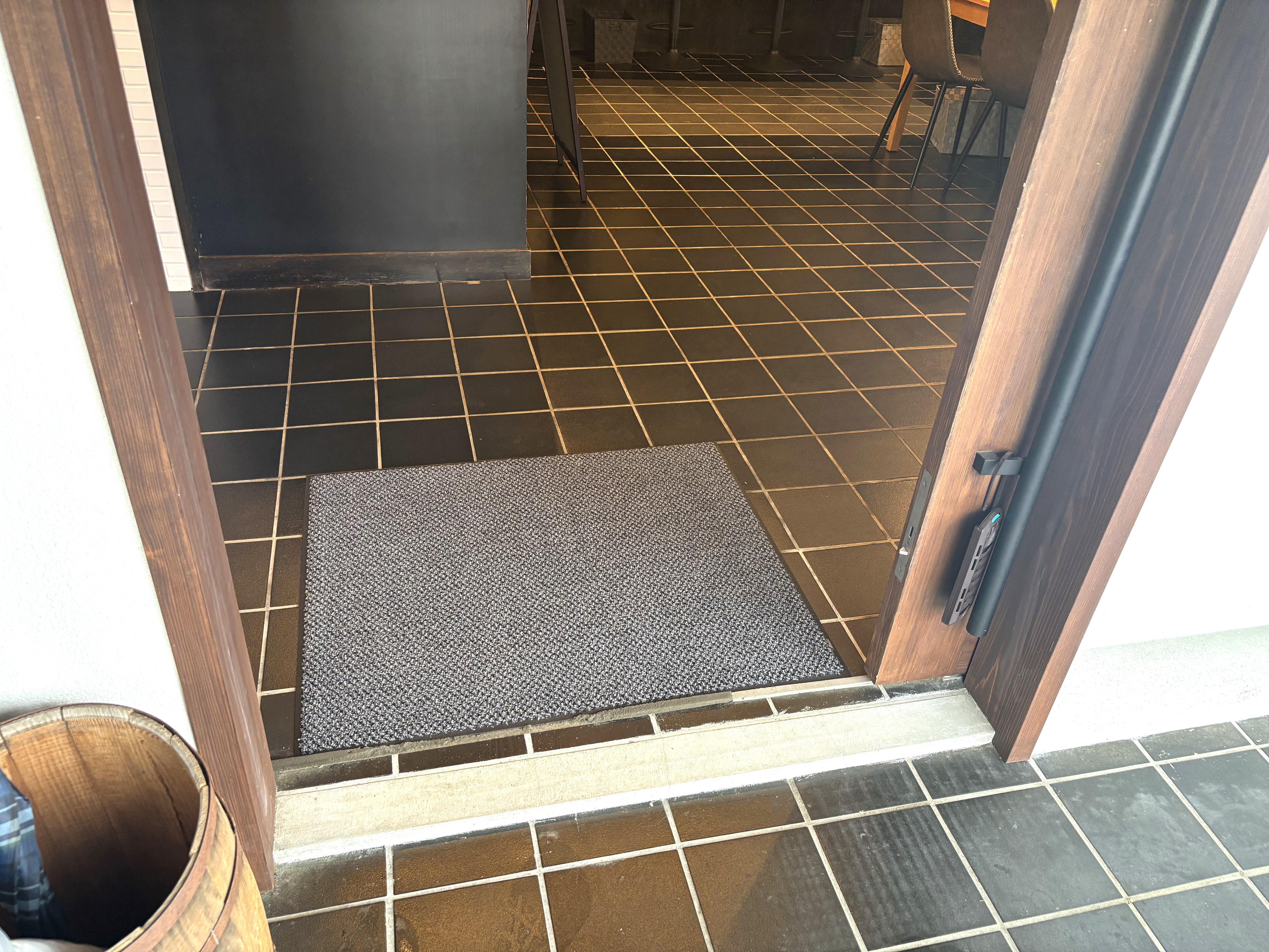 手動の引き戸です、3センチの段差があります