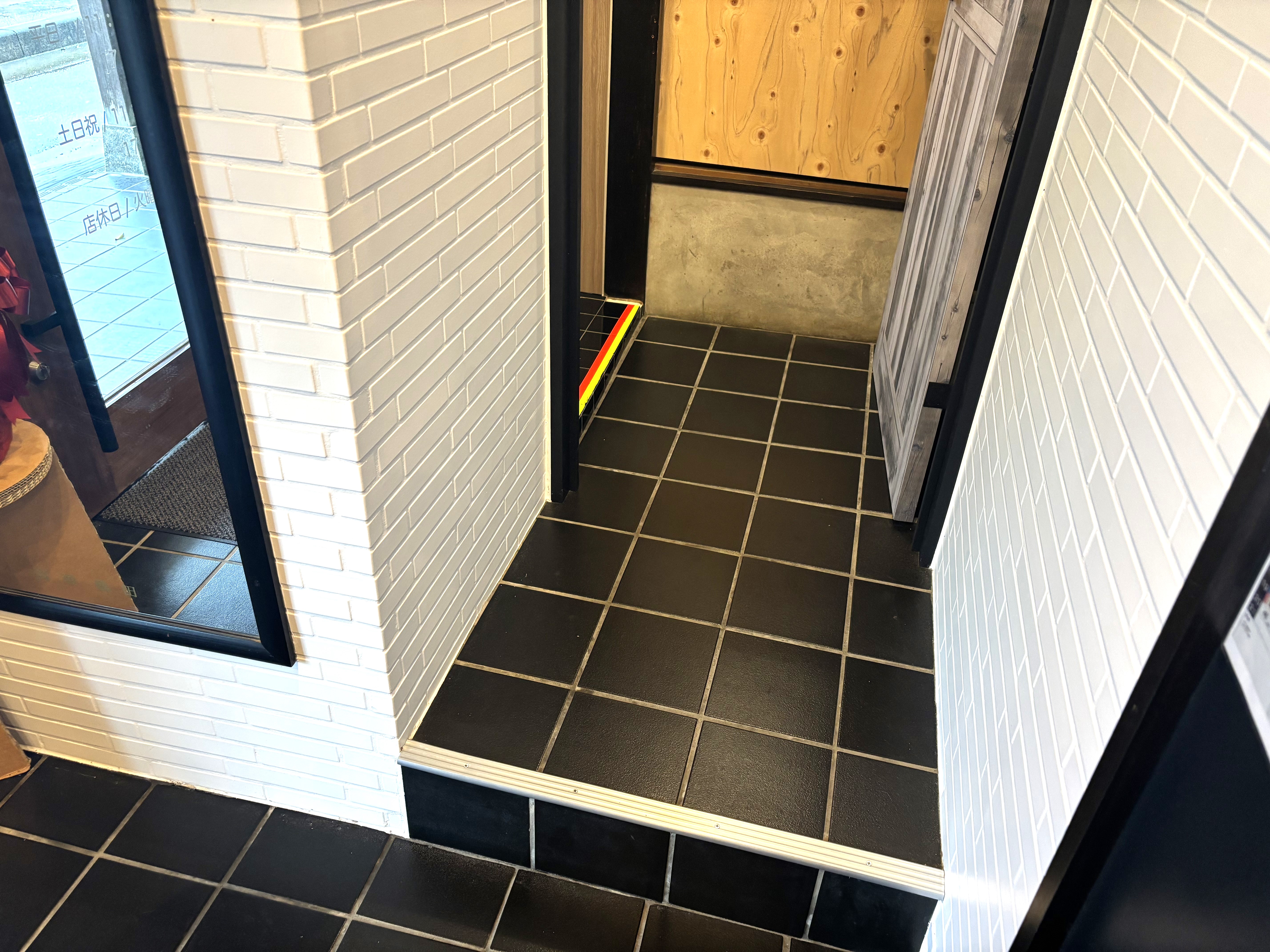 トイレ前に18センチの段があります