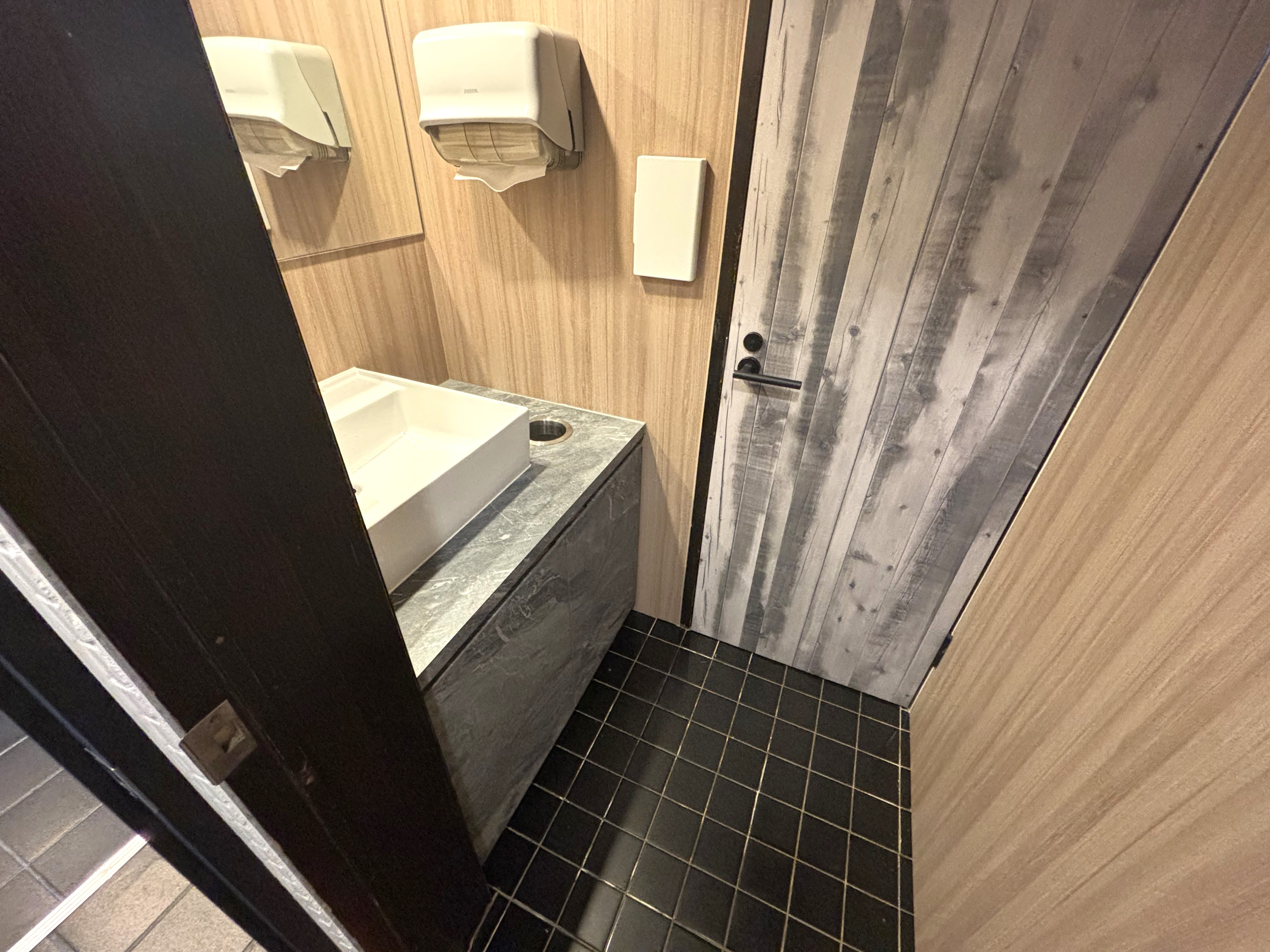 トイレ出入口ドア