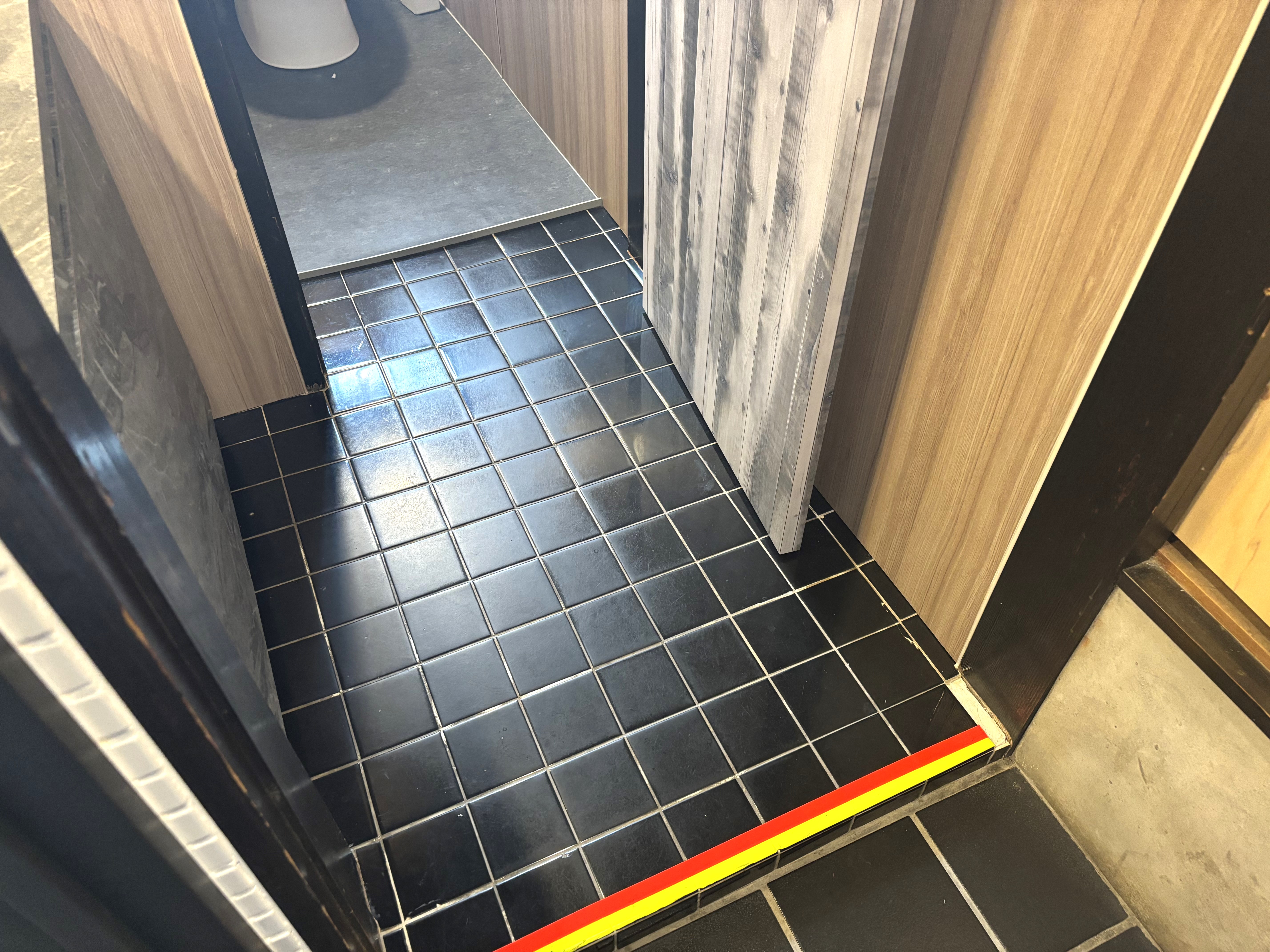トイレドア前(赤黄テープ箇所)に5センチの段差があります