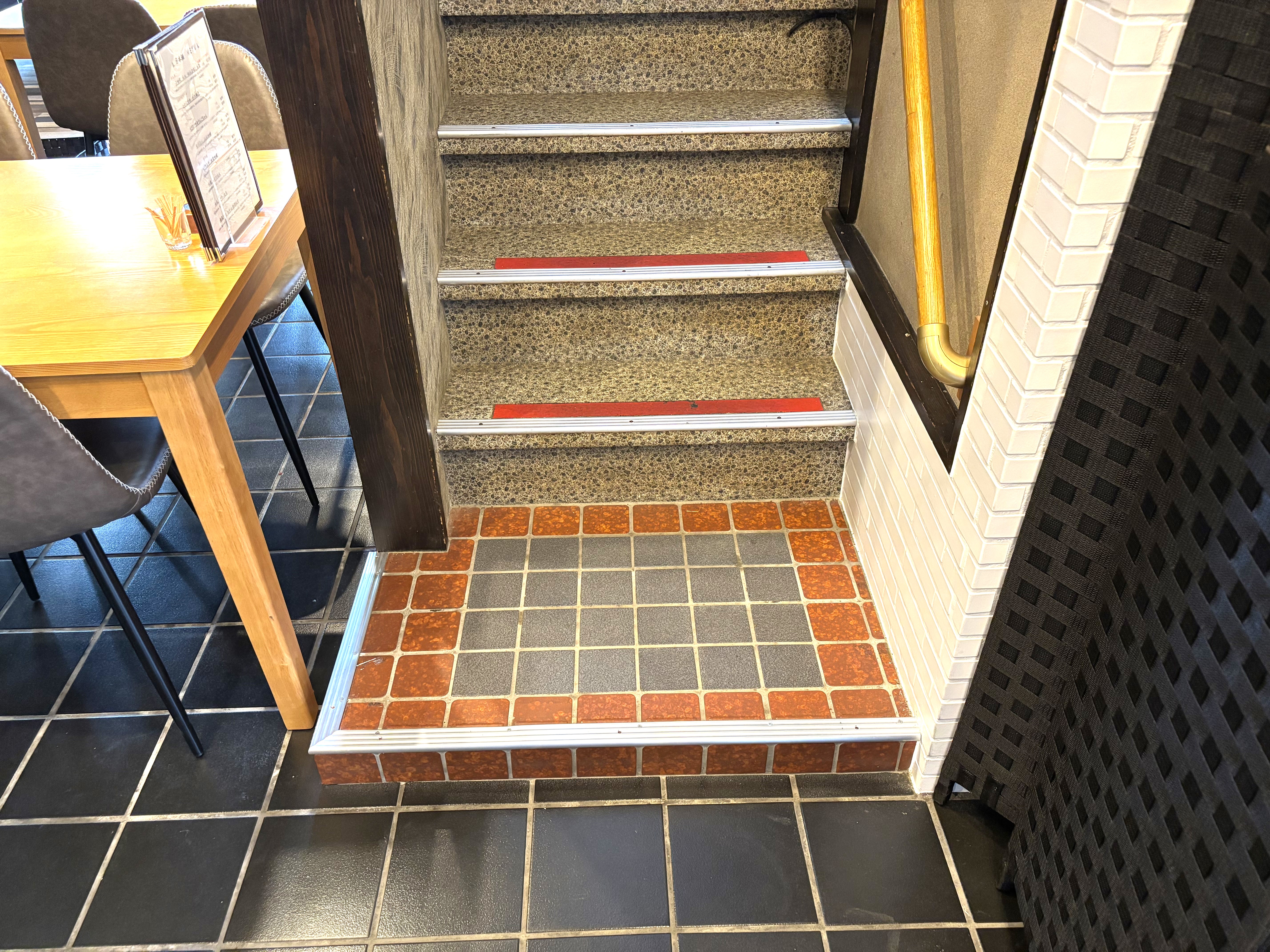 2階へは階段をご利用ください