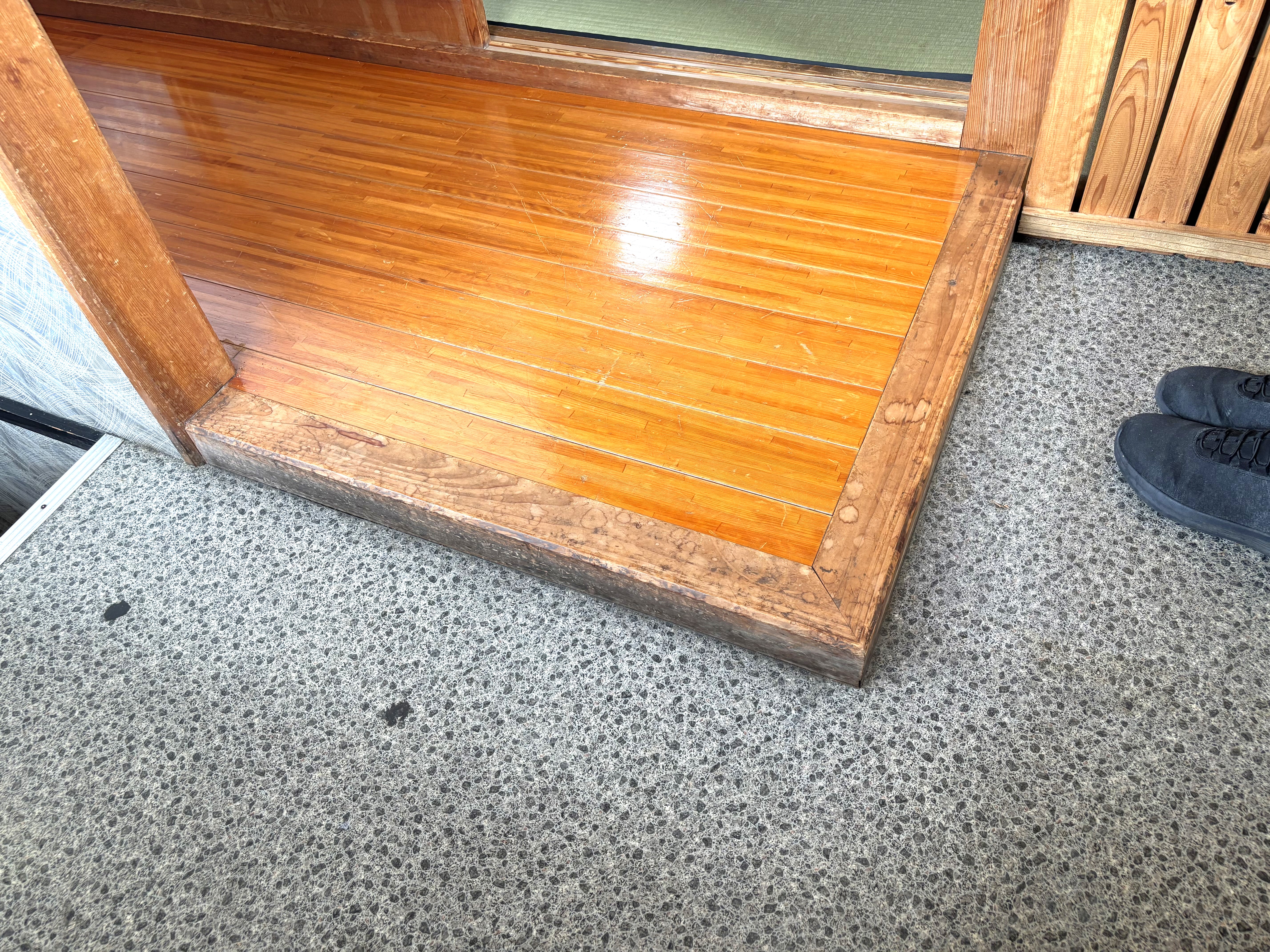 座敷席は履物を脱いで上がってください