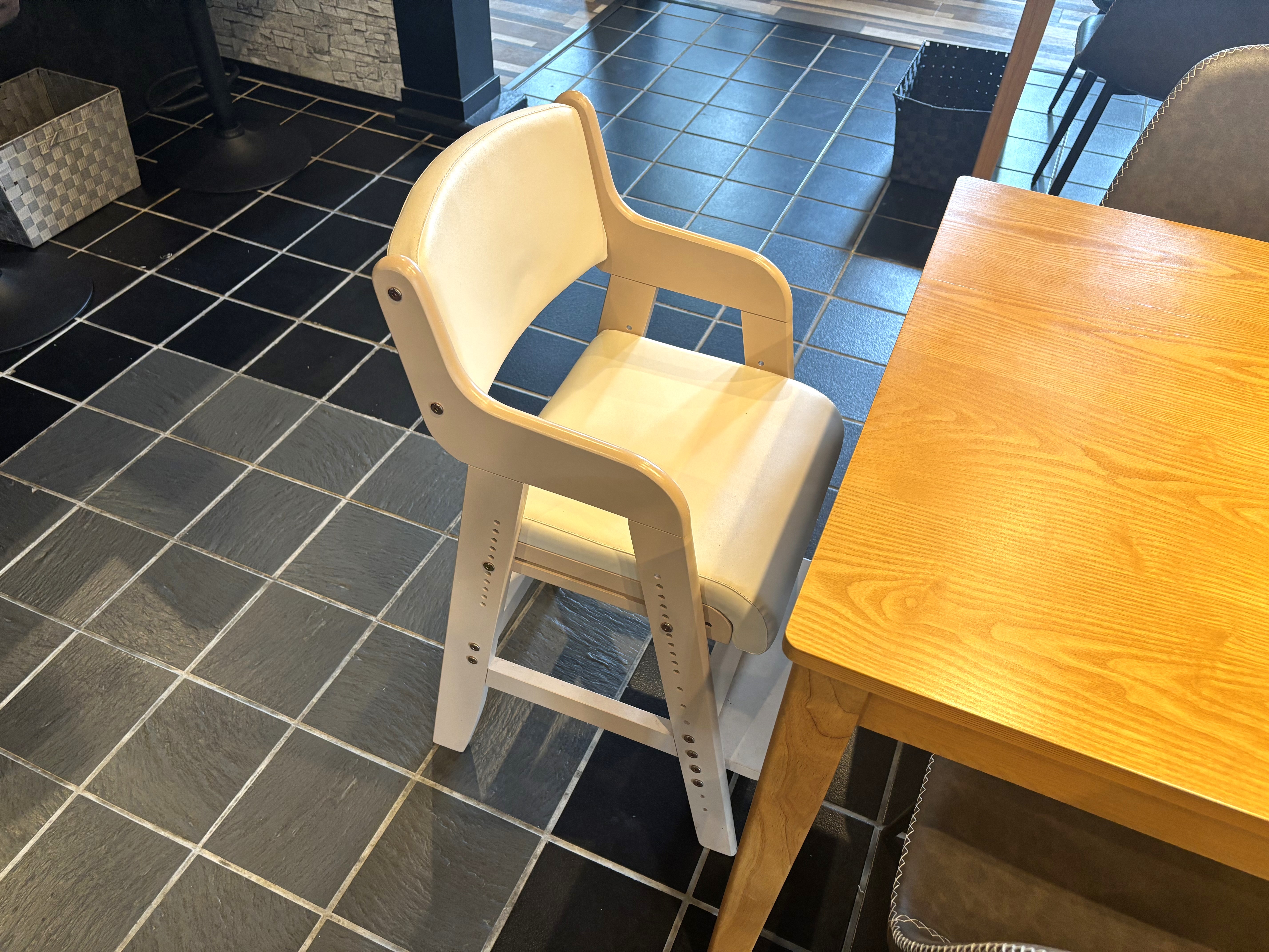 テーブル用お子さま椅子あります