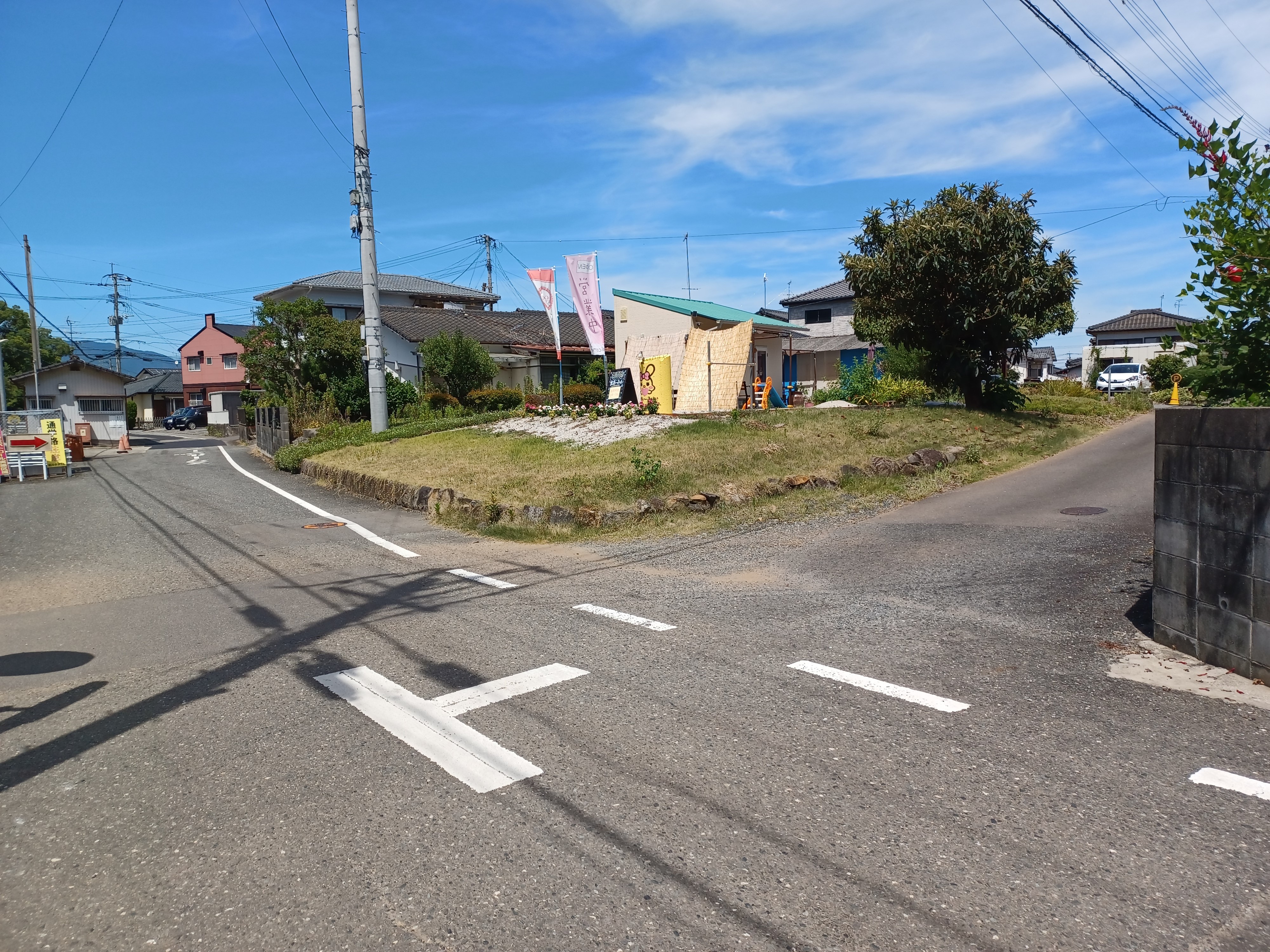 店舗前の道幅は車1台分と狭いため、お気を付けください