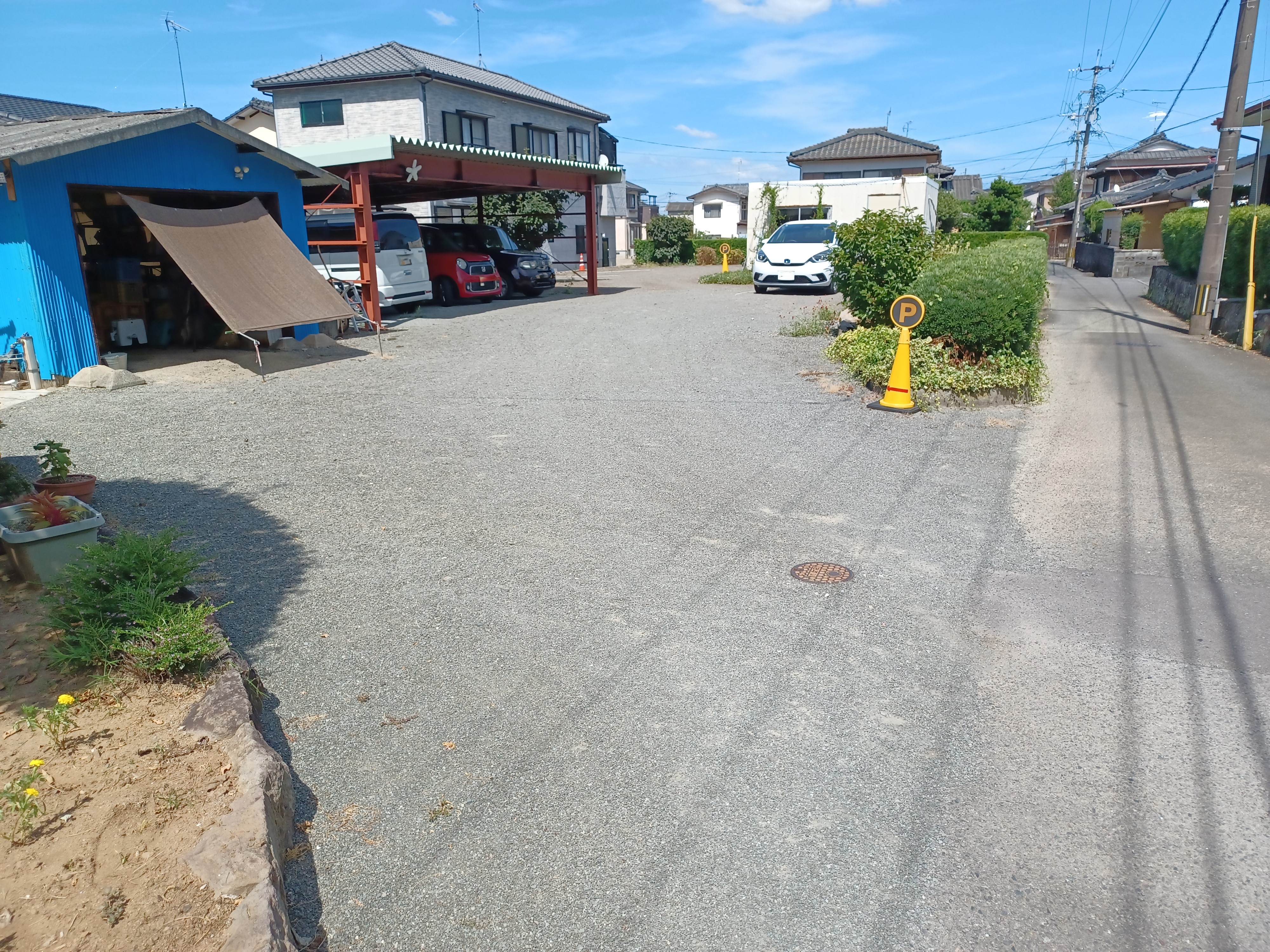 敷地内右手手前に1台、奥に3台駐車できます。※屋根付きの駐車スペースはご利用できません。