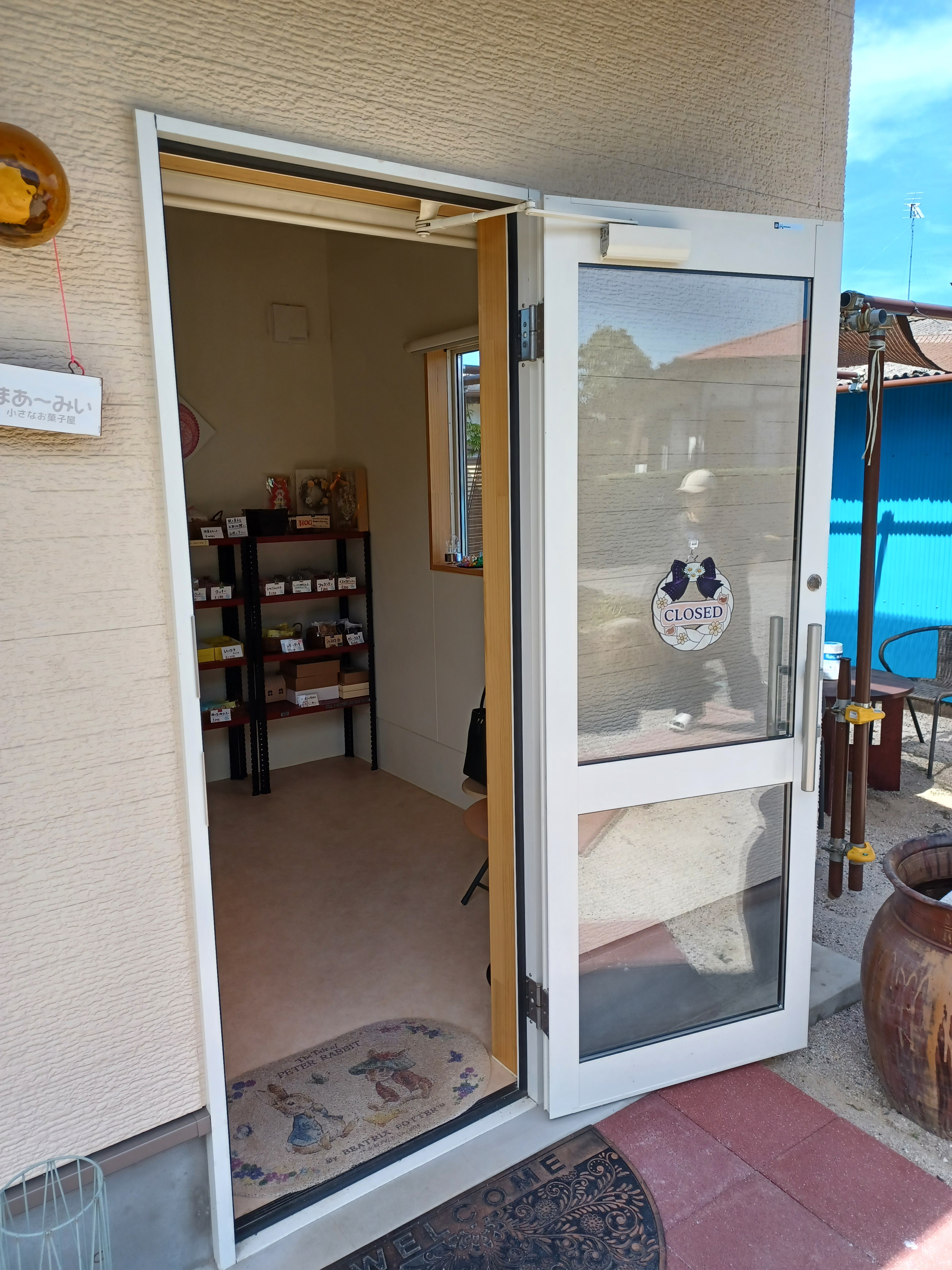 ドアは開き戸で、幅は80センチです