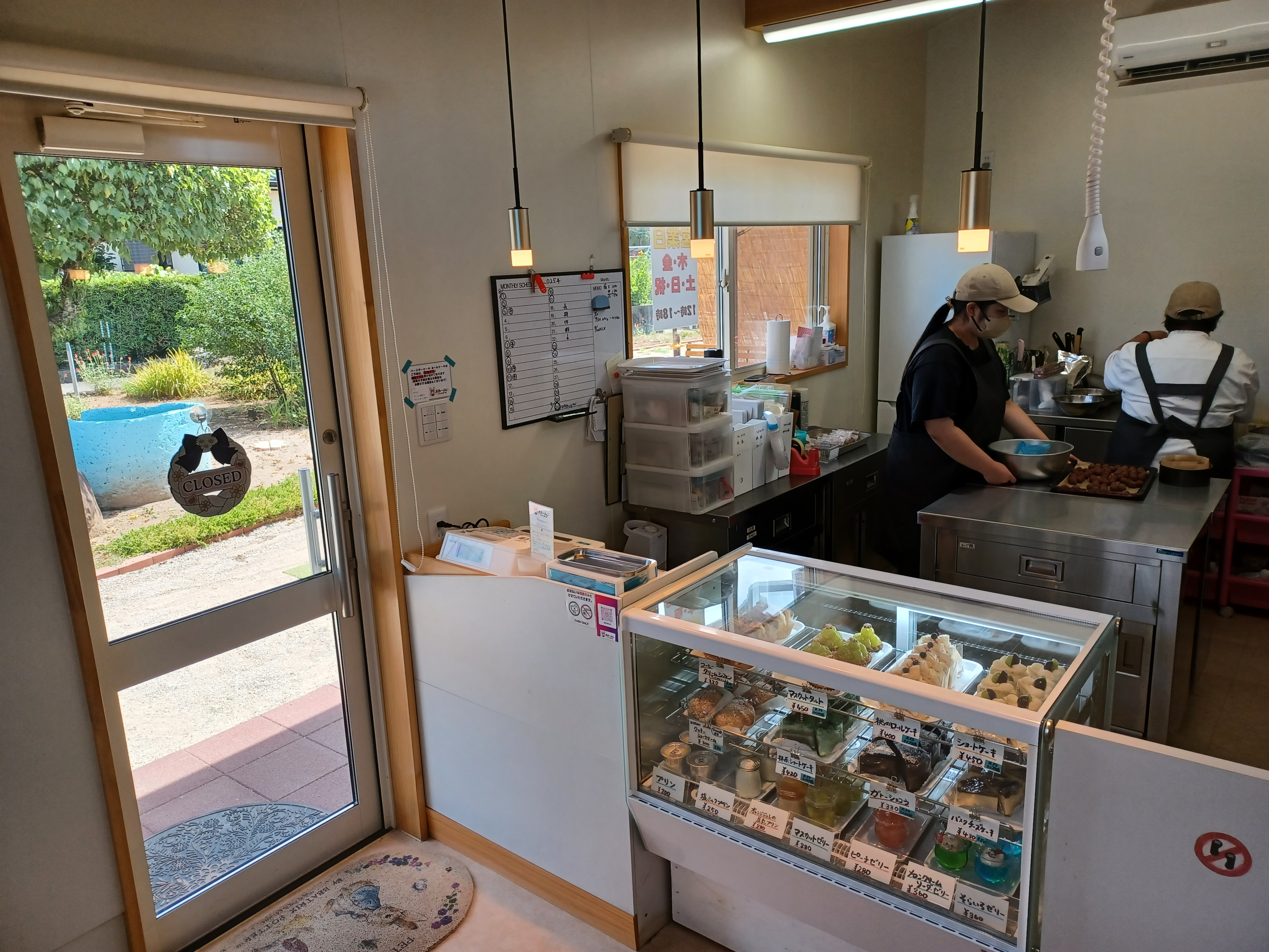 店舗入り口左手側に、レジカウンターと冷蔵商品のショーケースがあります