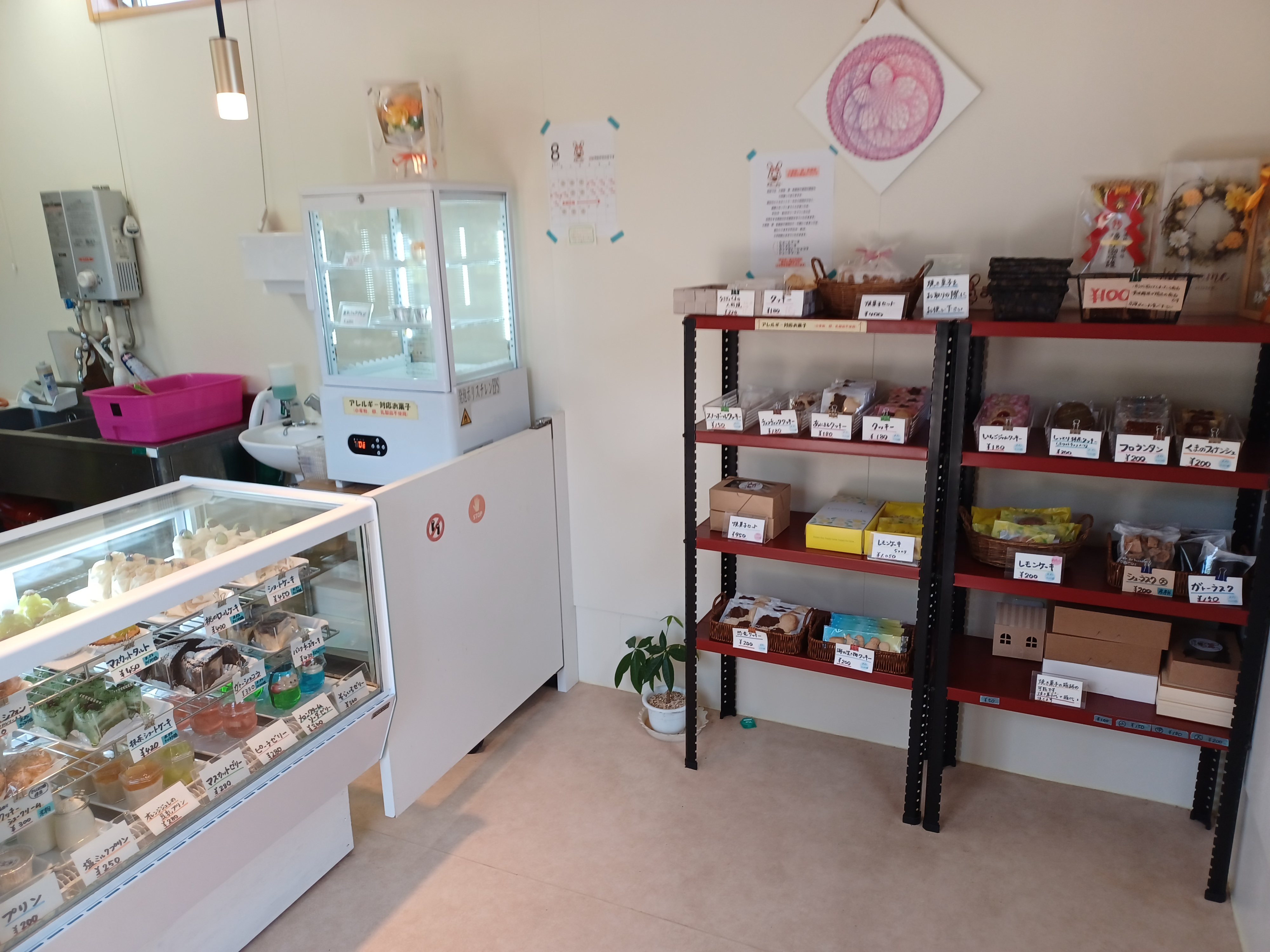 店舗入り口正面に、焼き菓子コーナーがあります