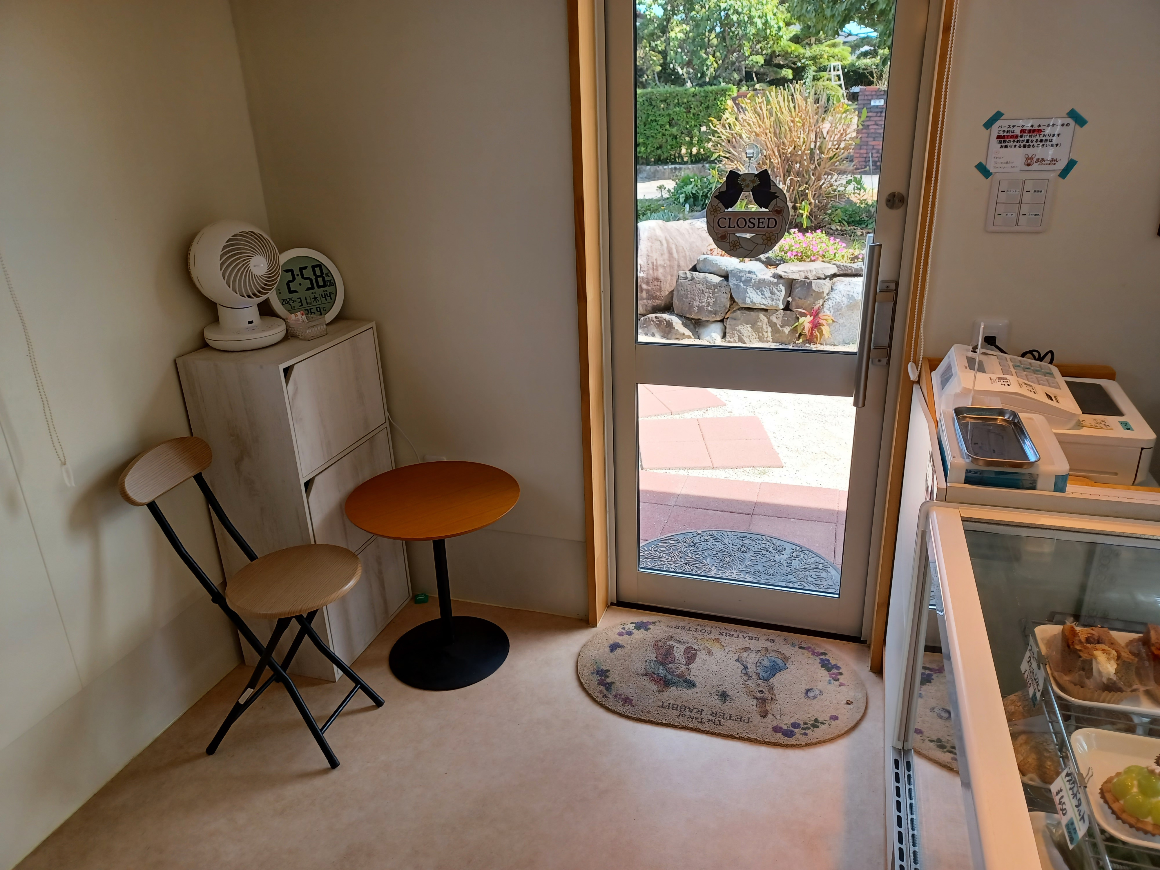 店舗入り口右手に、机といすがあります(イートインスペースは、店内にはありません)