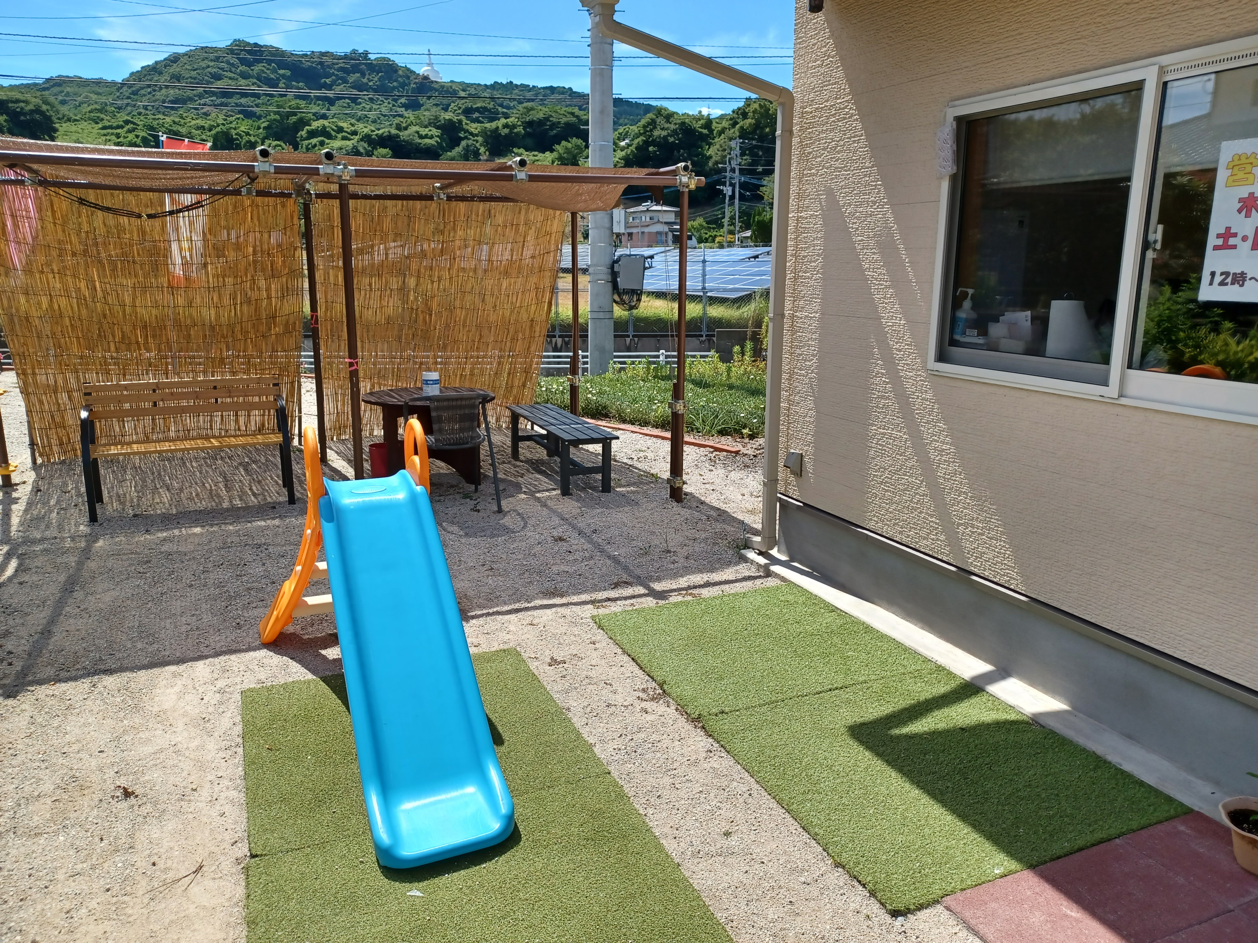 滑り台などの遊具があります