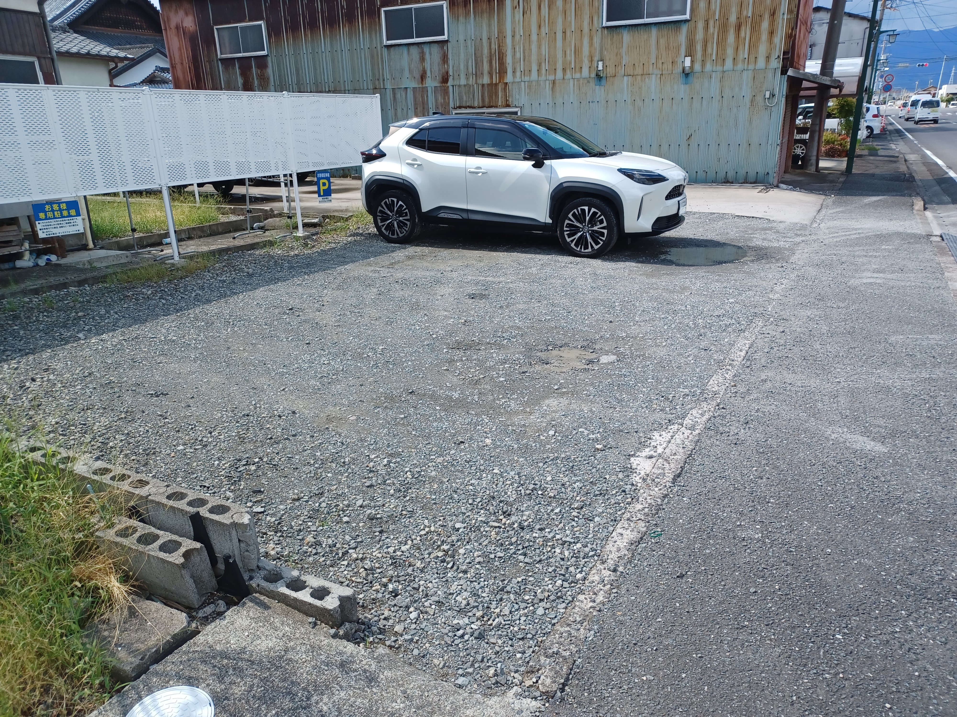 駐車場は砂利敷きです