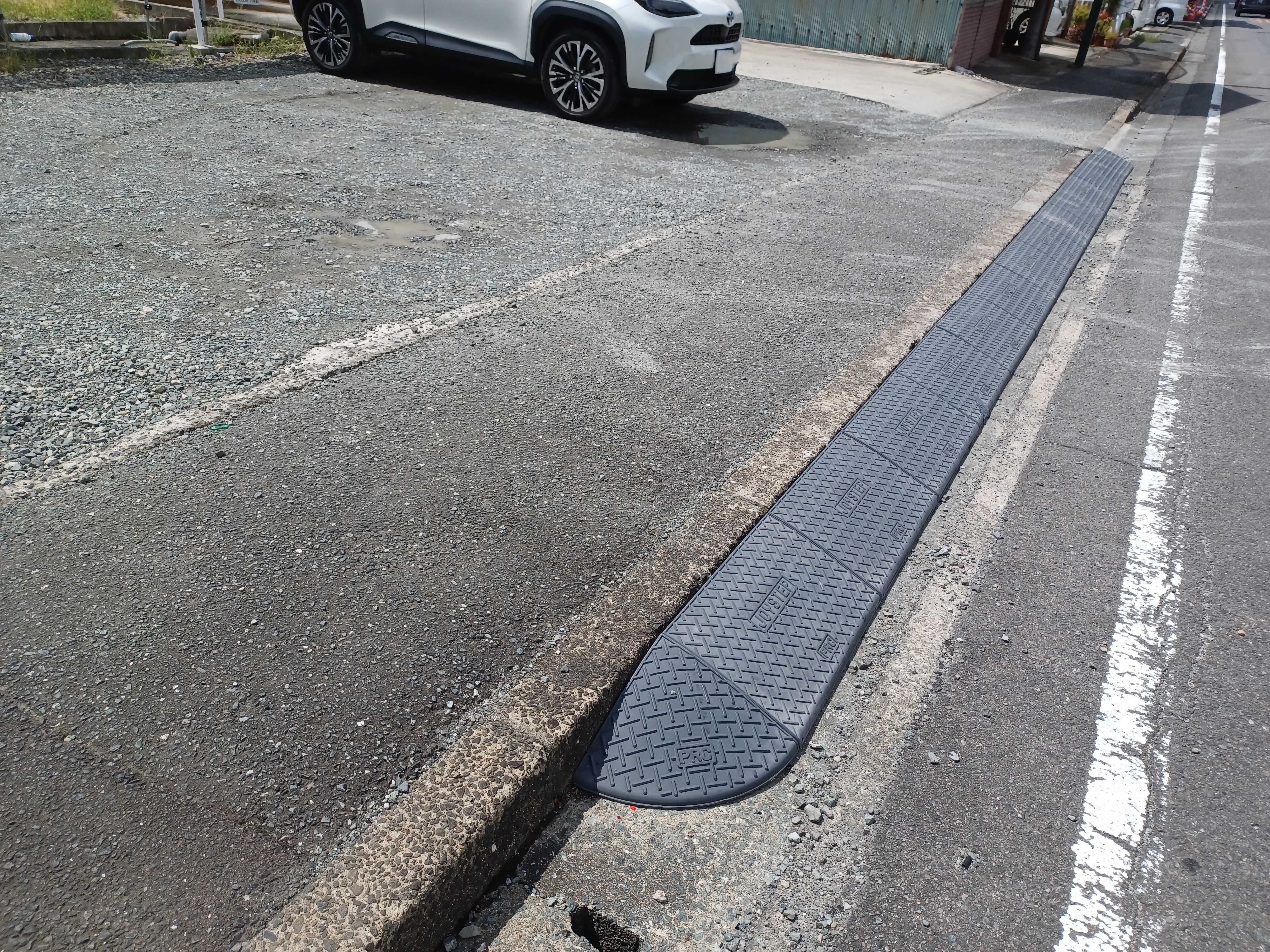 段差解消用のスロープは傾斜があるので、車高の低い車はお気を付けください