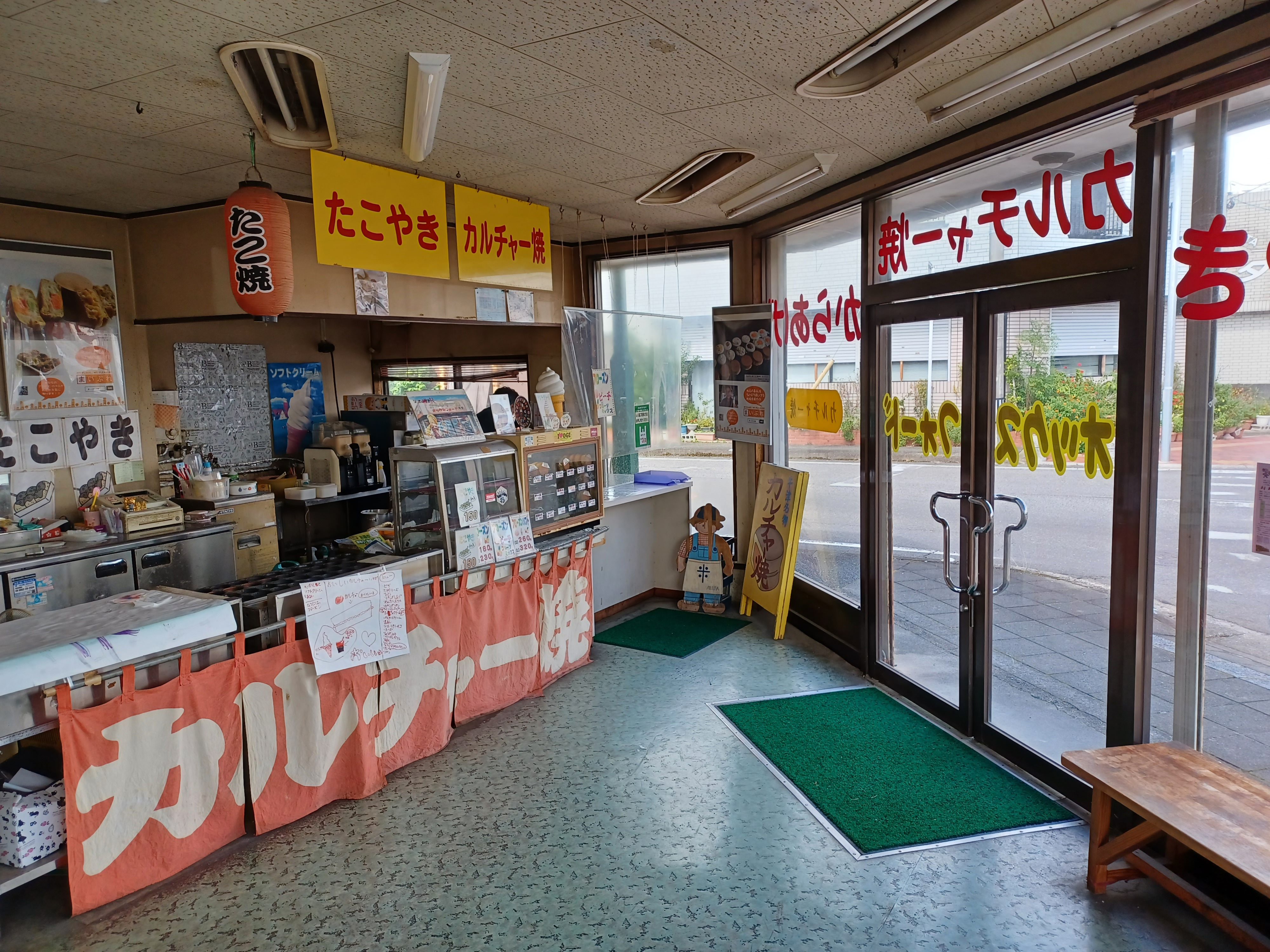 店舗入り口正面にカルチャー焼きのショーケースがあります