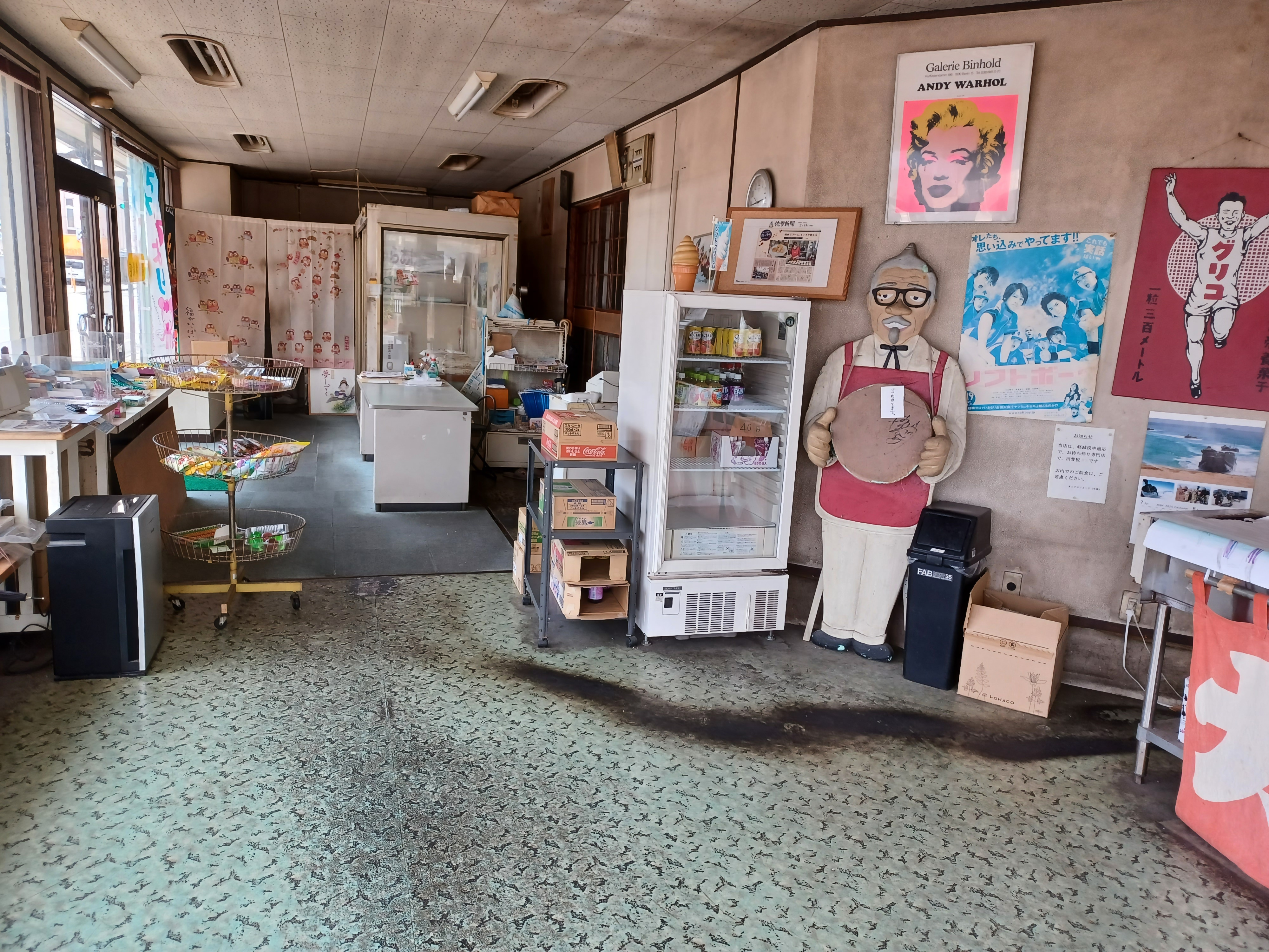 店舗入り口左側で駄菓子を販売しています